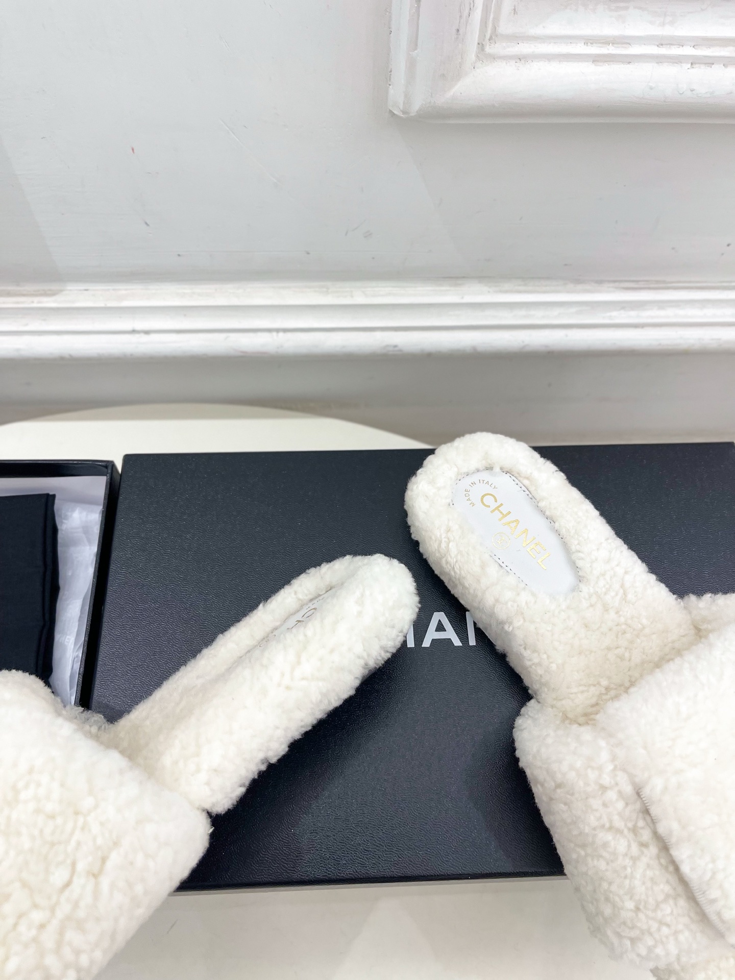 𝐂𝐇𝐀𝐍𝐄𝐋 | 小香 25𝐬𝐬 🦋2025 秋冬新品 专柜经典款 小香经典书包扣翻盖厚底毛毛拖鞋系列上