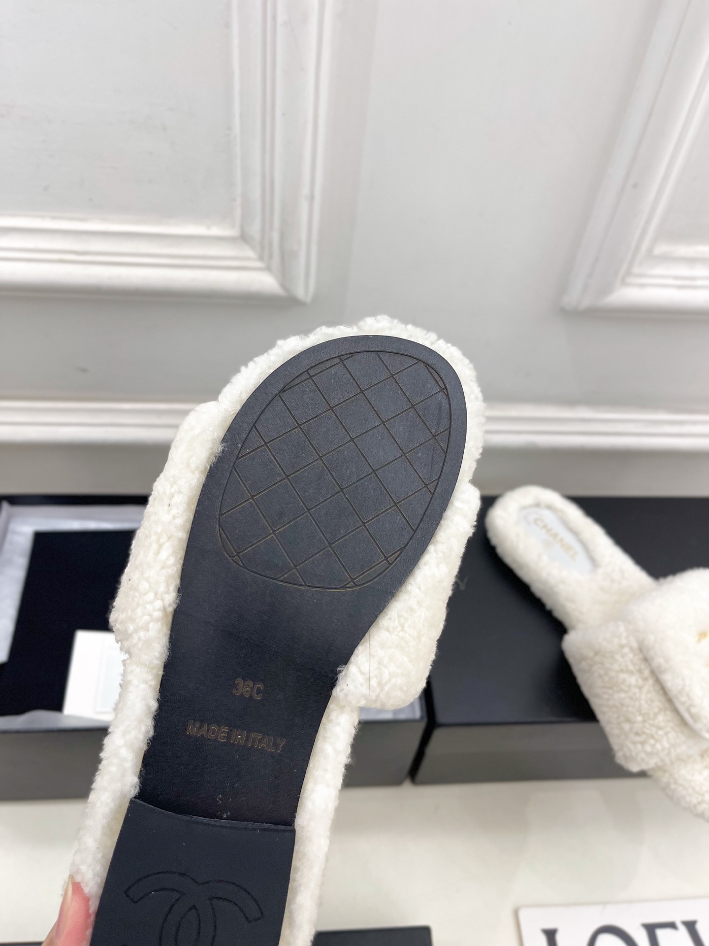 𝐂𝐇𝐀𝐍𝐄𝐋 | 小香 25𝐬𝐬 🦋2025 秋冬新品 专柜经典款 小香经典书包扣翻盖厚底毛毛拖鞋系列上