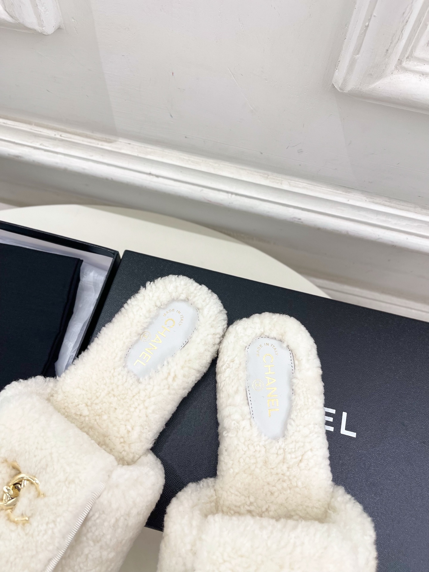 𝐂𝐇𝐀𝐍𝐄𝐋 | 小香 25𝐬𝐬 🦋2025 秋冬新品 专柜经典款 小香经典书包扣翻盖厚底毛毛拖鞋系列上