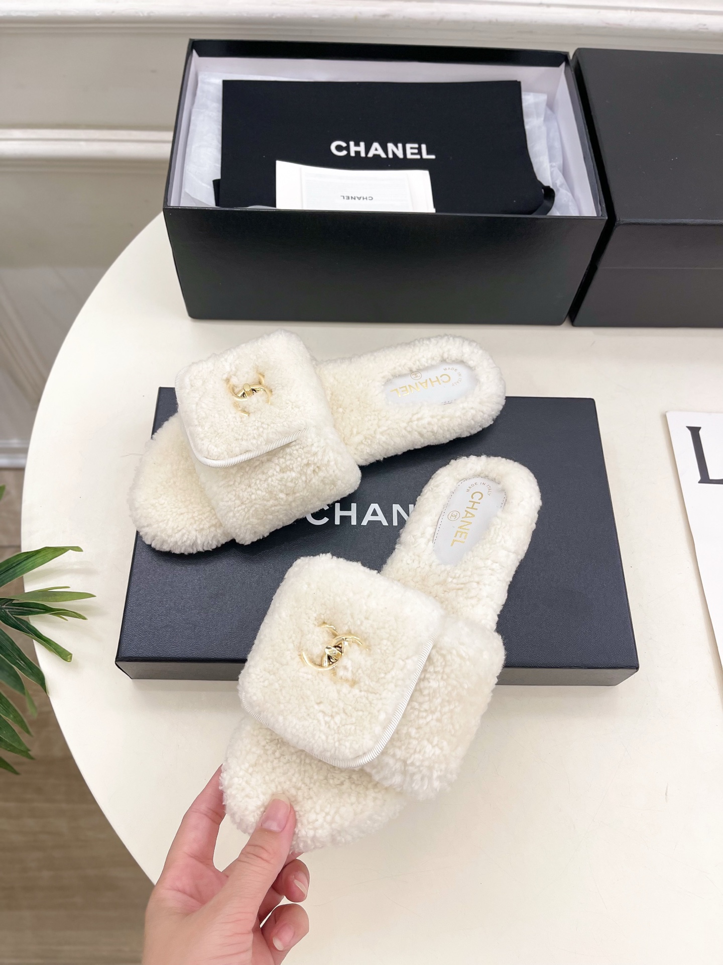 𝐂𝐇𝐀𝐍𝐄𝐋 | 小香 25𝐬𝐬 🦋2025 秋冬新品 专柜经典款 小香经典书包扣翻盖厚底毛毛拖鞋系列上