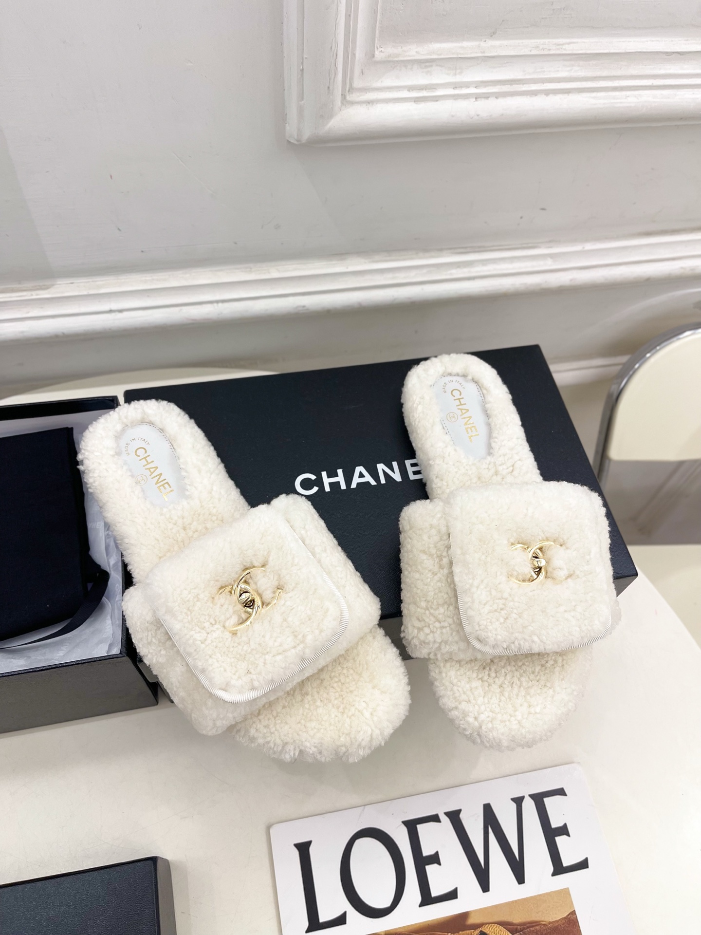 𝐂𝐇𝐀𝐍𝐄𝐋 | 小香 25𝐬𝐬 🦋2025 秋冬新品 专柜经典款 小香经典书包扣翻盖厚底毛毛拖鞋系列上