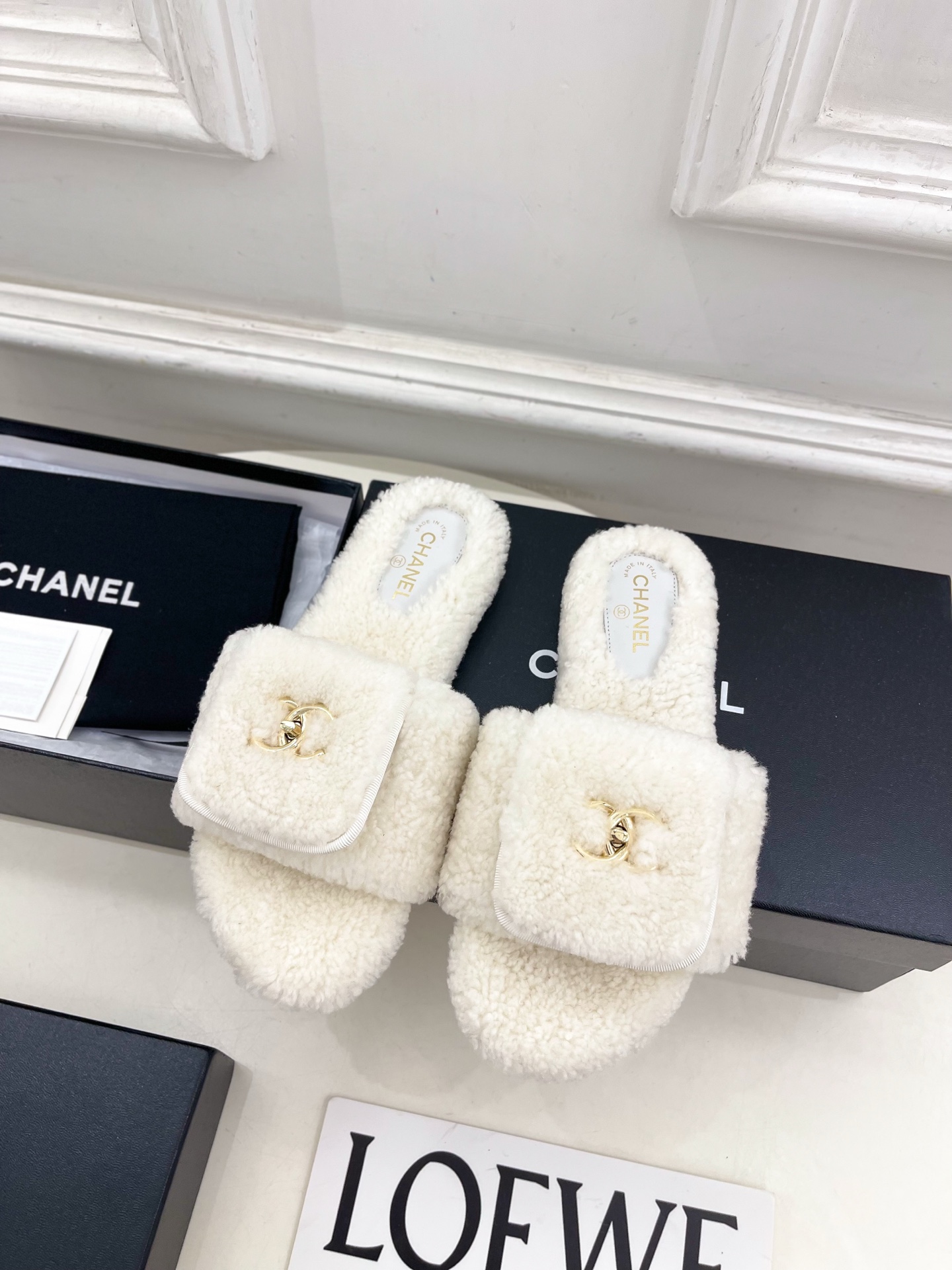 𝐂𝐇𝐀𝐍𝐄𝐋 | 小香 25𝐬𝐬 🦋2025 秋冬新品 专柜经典款 小香经典书包扣翻盖厚底毛毛拖鞋系列上