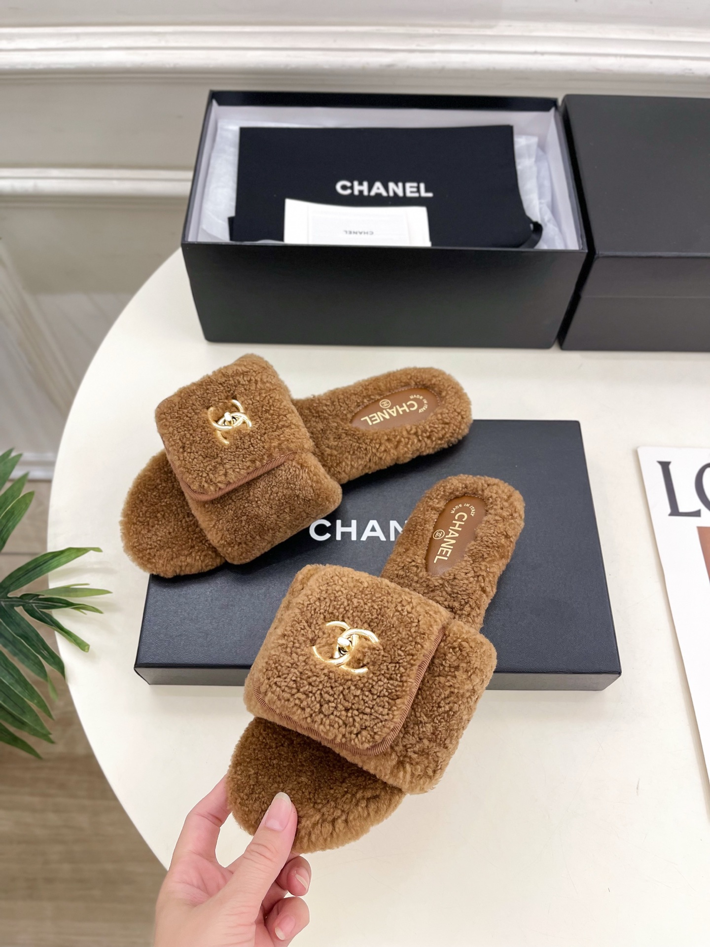𝐂𝐇𝐀𝐍𝐄𝐋 | 小香 25𝐬𝐬 🦋2025 秋冬新品 专柜经典款 小香经典书包扣翻盖厚底毛毛拖鞋系列上