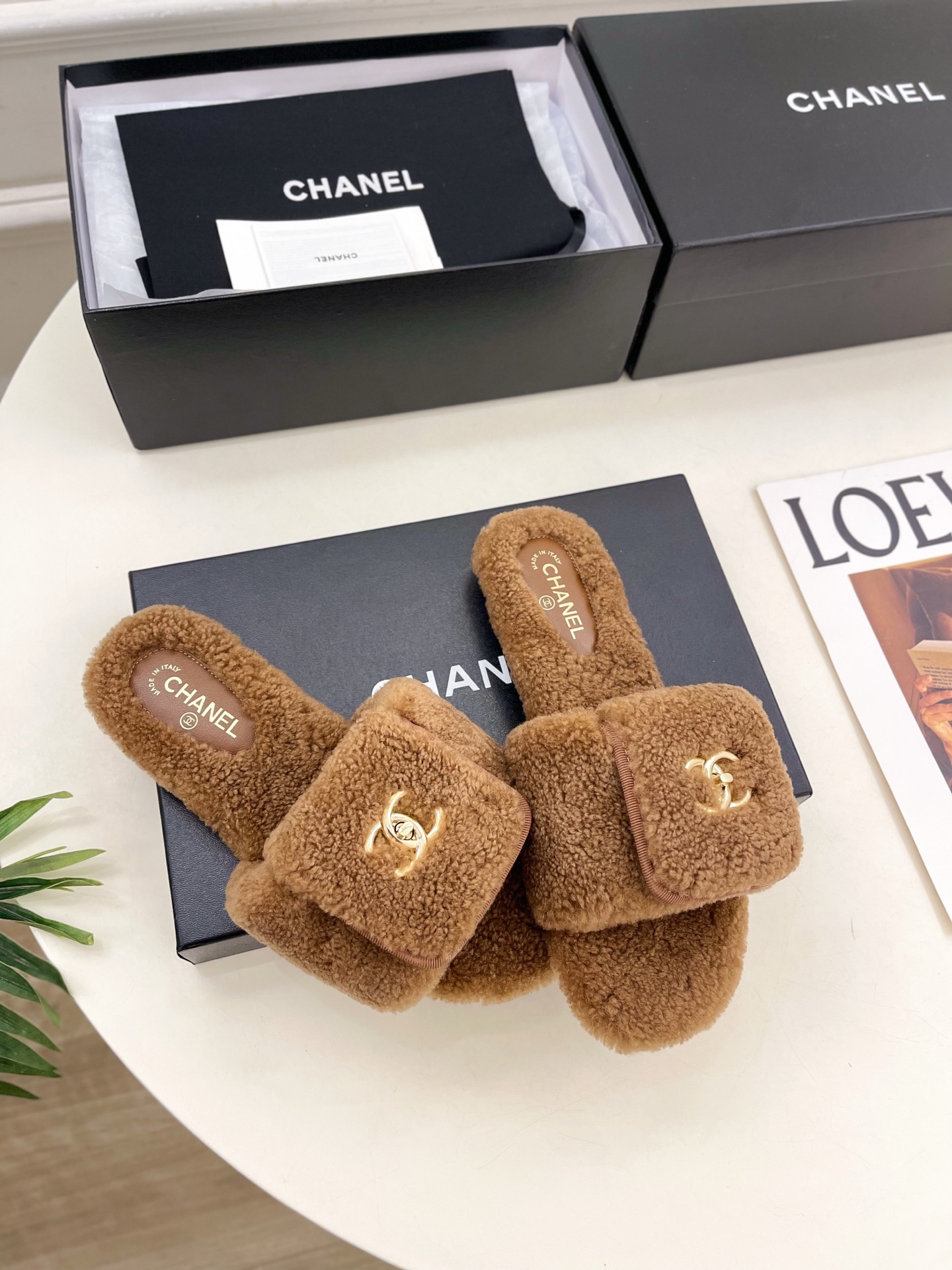 𝐂𝐇𝐀𝐍𝐄𝐋 | 小香 25𝐬𝐬 🦋2025 秋冬新品 专柜经典款 小香经典书包扣翻盖厚底毛毛拖鞋系列上