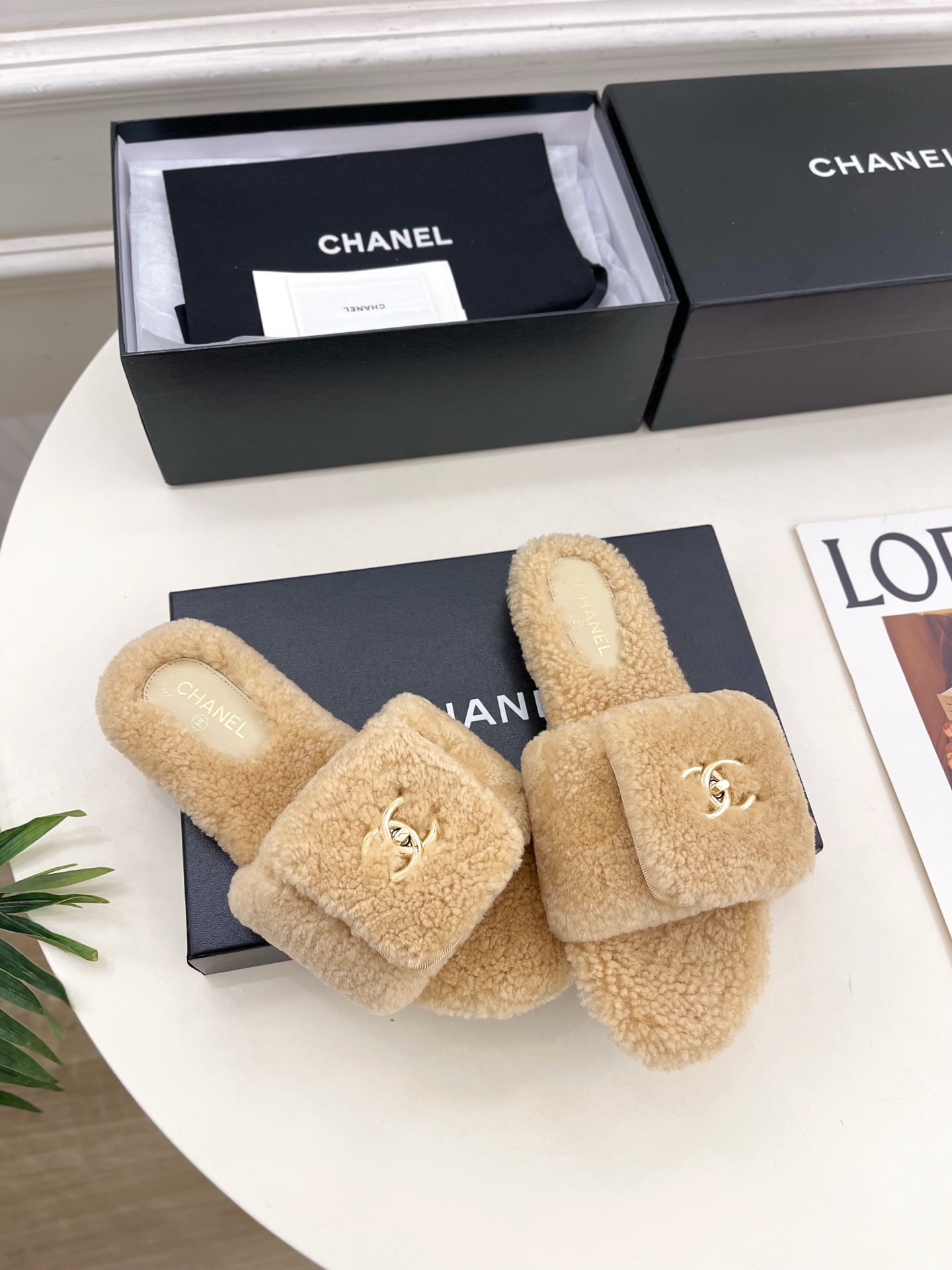 𝐂𝐇𝐀𝐍𝐄𝐋 | 小香 25𝐬𝐬 🦋2025 秋冬新品 专柜经典款 小香经典书包扣翻盖厚底毛毛拖鞋系列上