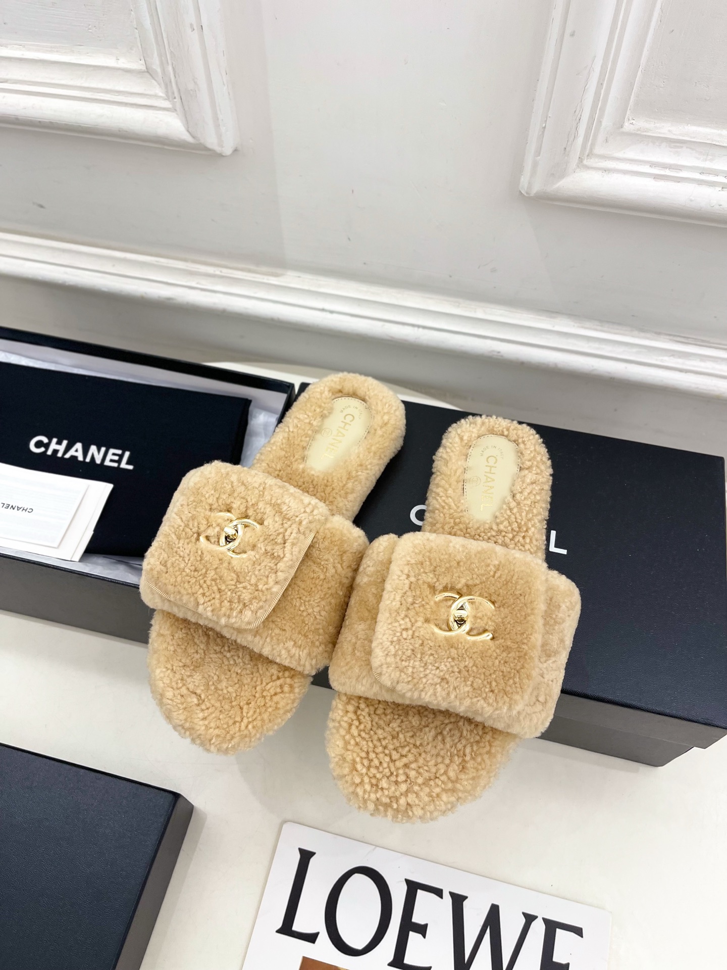 𝐂𝐇𝐀𝐍𝐄𝐋 | 小香 25𝐬𝐬 🦋2025 秋冬新品 专柜经典款 小香经典书包扣翻盖厚底毛毛拖鞋系列上