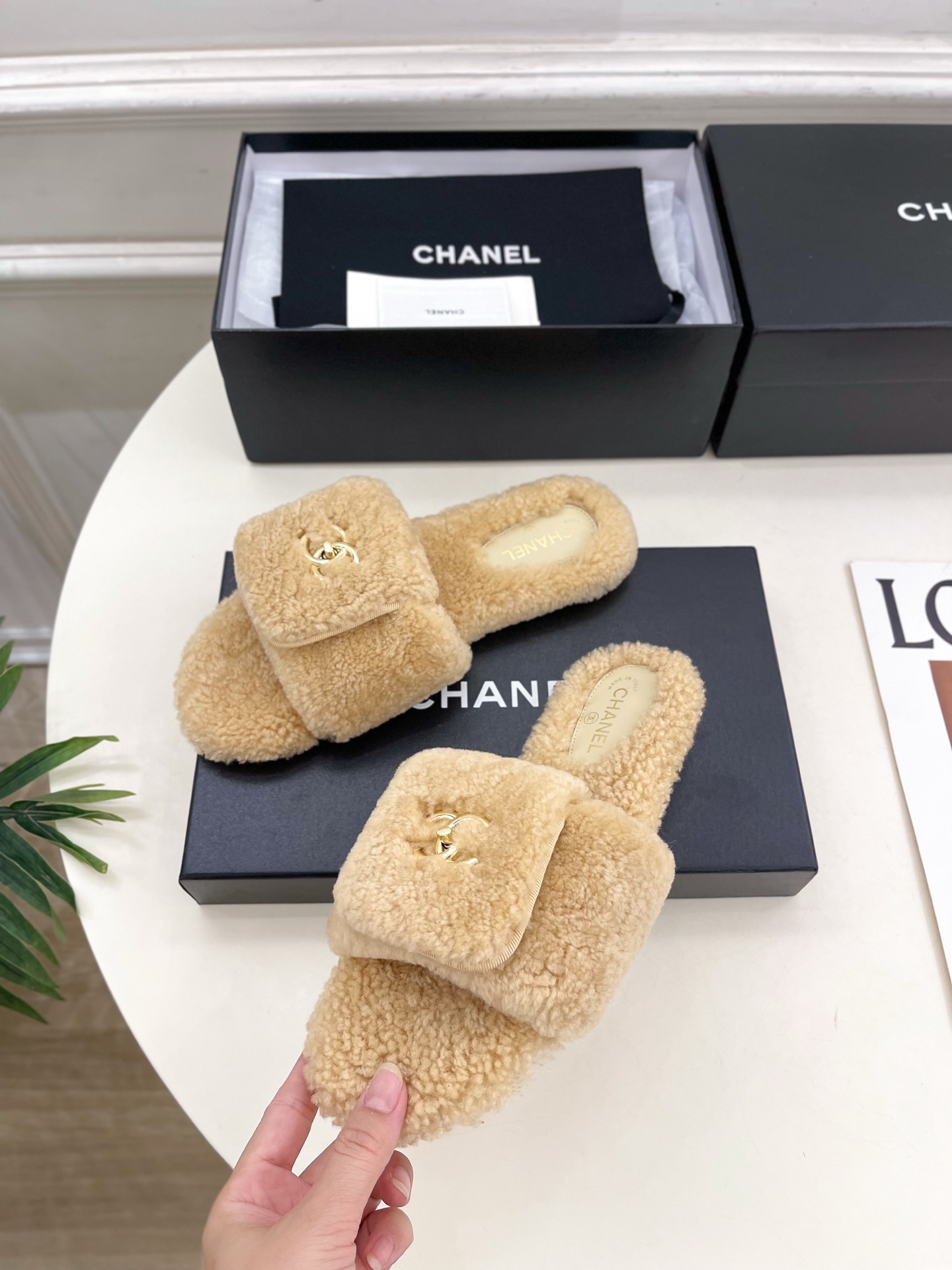 𝐂𝐇𝐀𝐍𝐄𝐋 | 小香 25𝐬𝐬 🦋2025 秋冬新品 专柜经典款 小香经典书包扣翻盖厚底毛毛拖鞋系列上