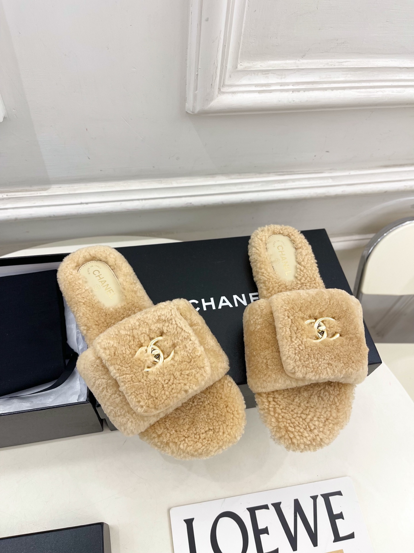 𝐂𝐇𝐀𝐍𝐄𝐋 | 小香 25𝐬𝐬 🦋2025 秋冬新品 专柜经典款 小香经典书包扣翻盖厚底毛毛拖鞋系列上