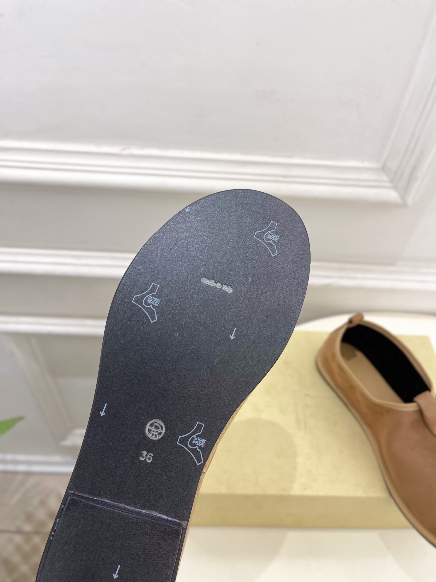 The row 2025春夏新品极简复古平底乐福鞋—————————作为这两年最受欢迎的设计师牌，设计简