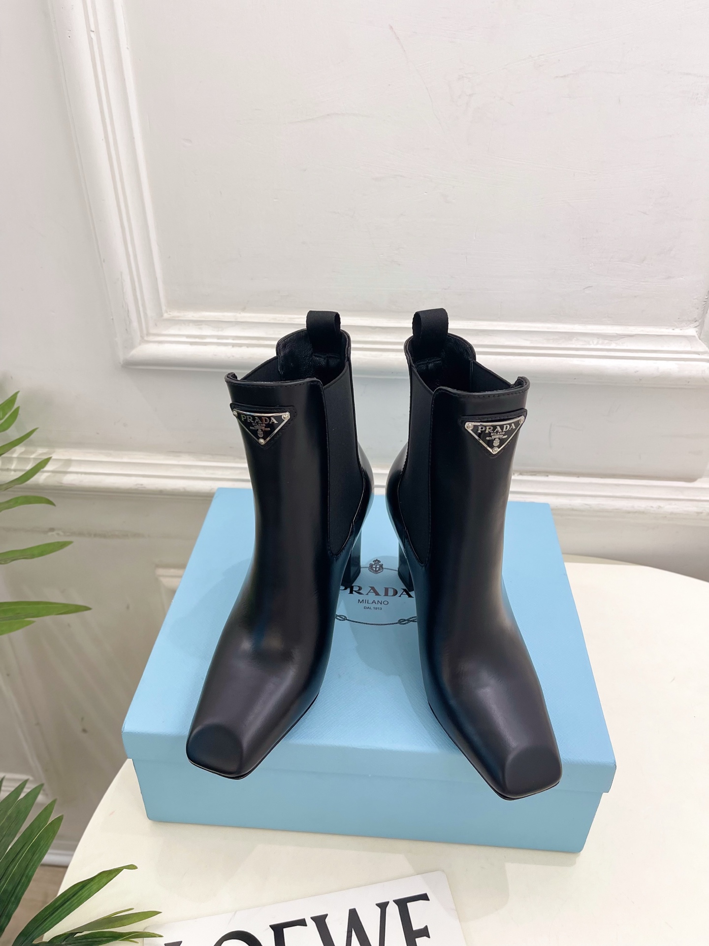 PRADA 普拉达 25𝐬𝐬 🌈2025春夏新品 专柜走秀款 三角标切尔西高跟短靴 系列〰◽鞋面：原版高
