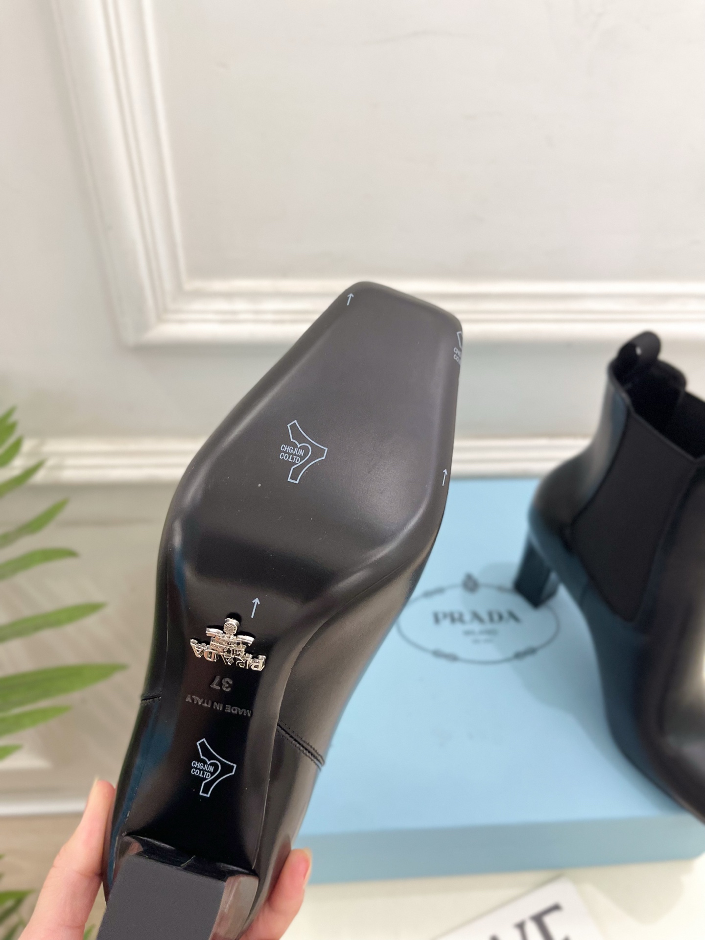 PRADA 普拉达 25𝐬𝐬 🌈2025春夏新品 专柜走秀款 三角标切尔西高跟短靴 系列〰◽鞋面：原版高