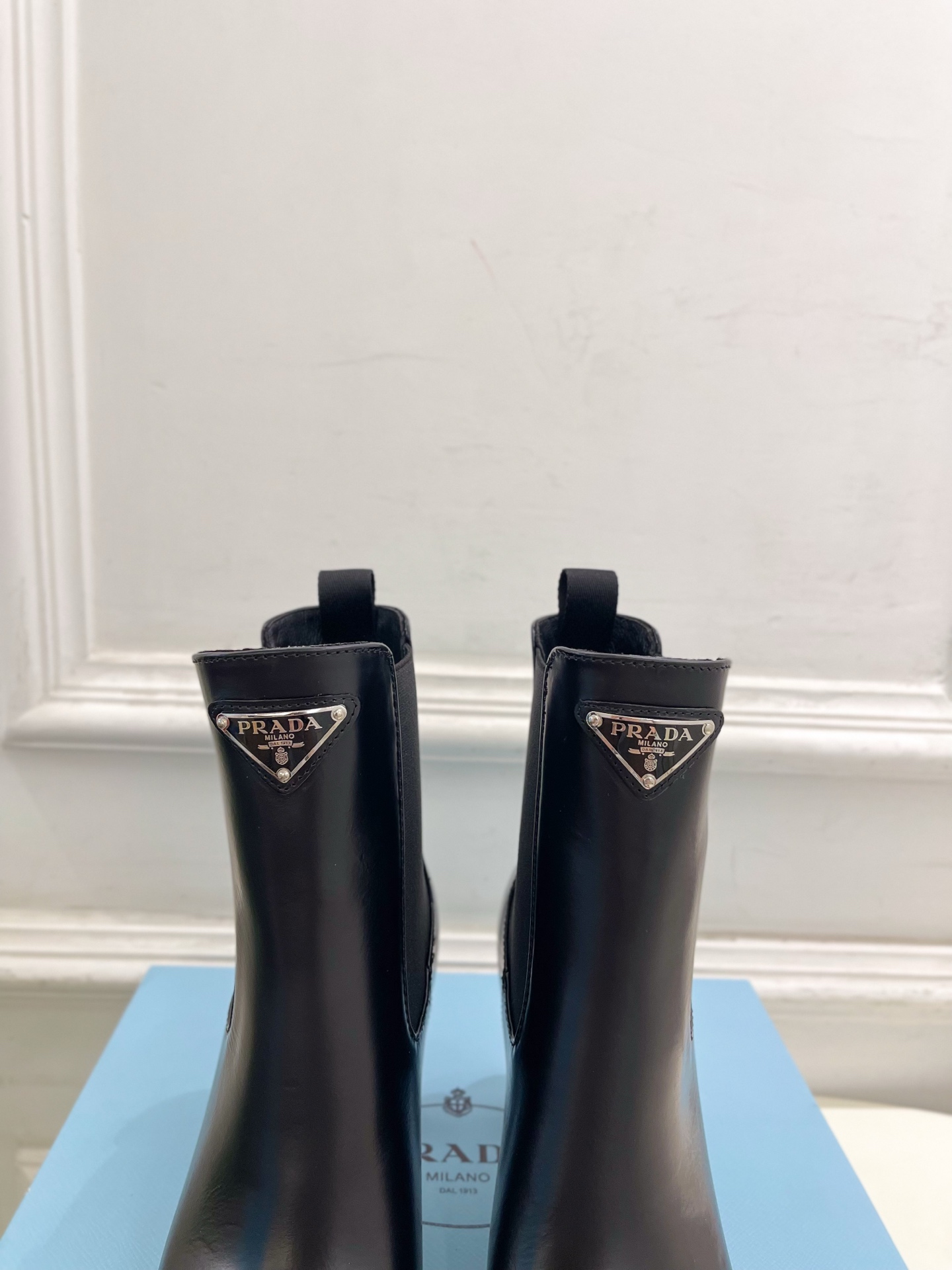 PRADA 普拉达 25𝐬𝐬 🌈2025春夏新品 专柜走秀款 三角标切尔西高跟短靴 系列〰◽鞋面：原版高