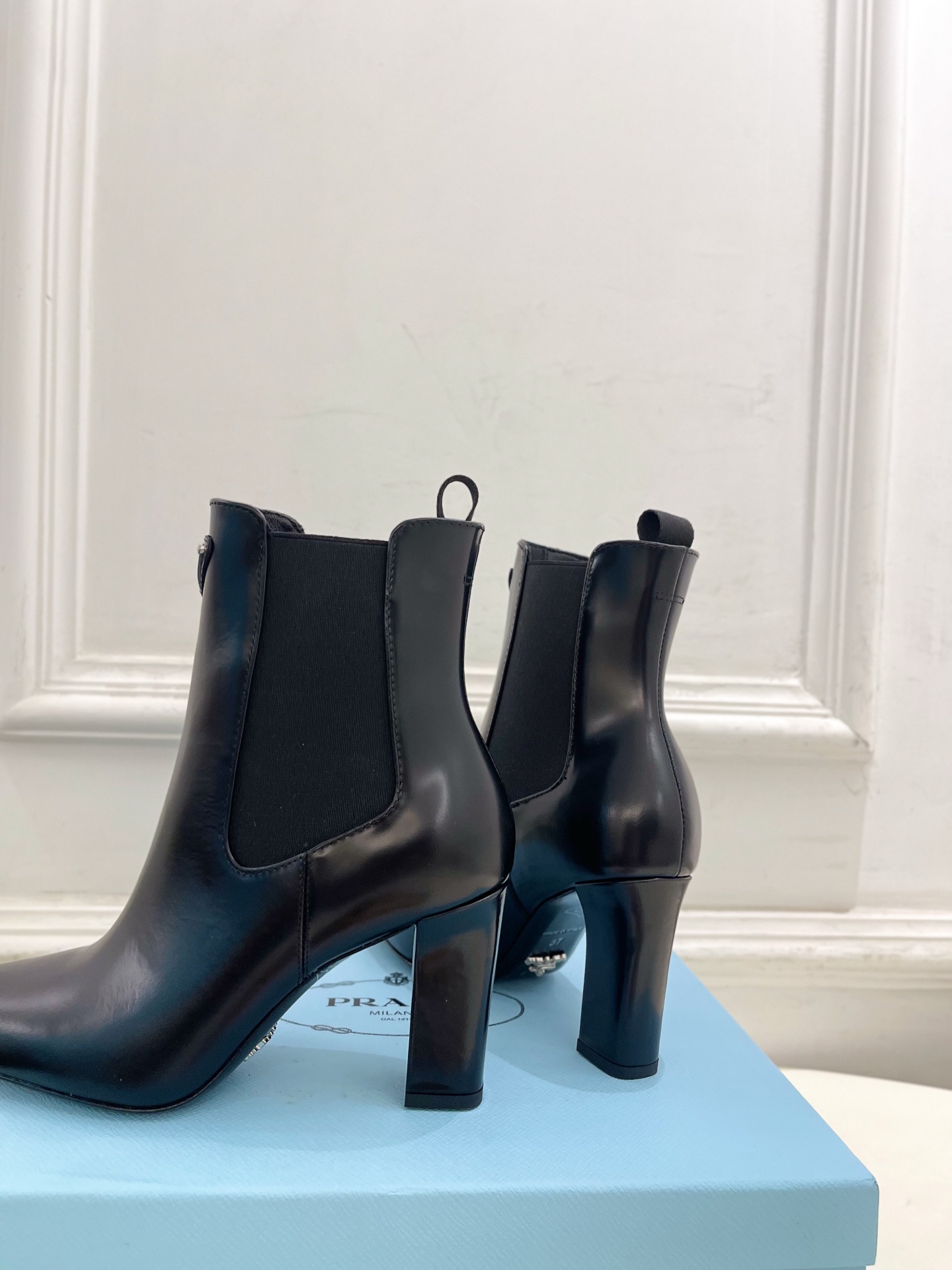 PRADA 普拉达 25𝐬𝐬 🌈2025春夏新品 专柜走秀款 三角标切尔西高跟短靴 系列〰◽鞋面：原版高