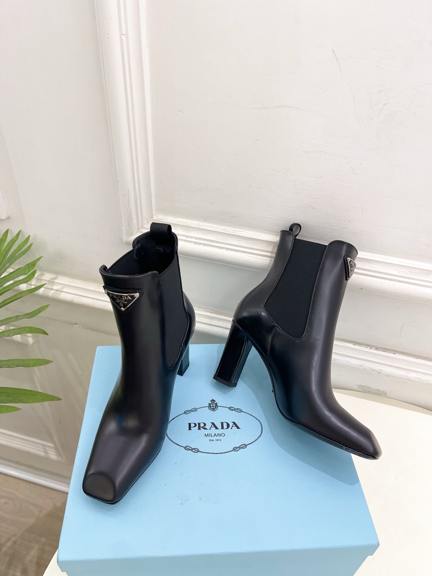 PRADA 普拉达 25𝐬𝐬 🌈2025春夏新品 专柜走秀款 三角标切尔西高跟短靴 系列〰◽鞋面：原版高