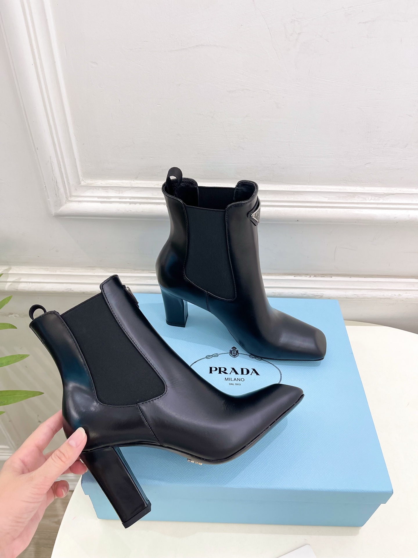 PRADA 普拉达 25𝐬𝐬 🌈2025春夏新品 专柜走秀款 三角标切尔西高跟短靴 系列〰◽鞋面：原版高