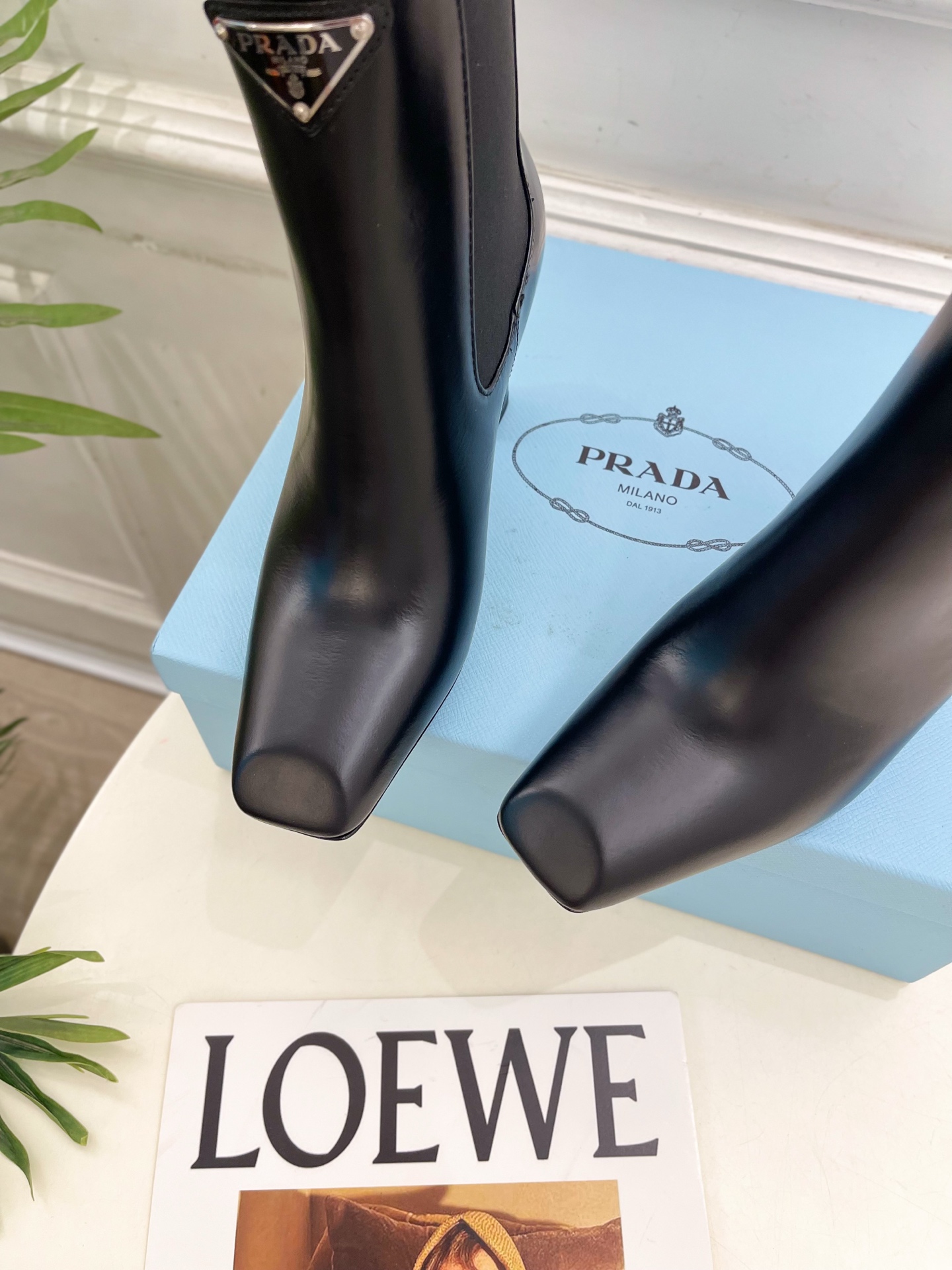 PRADA 普拉达 25𝐬𝐬 🌈2025春夏新品 专柜走秀款 三角标切尔西高跟短靴 系列〰◽鞋面：原版高