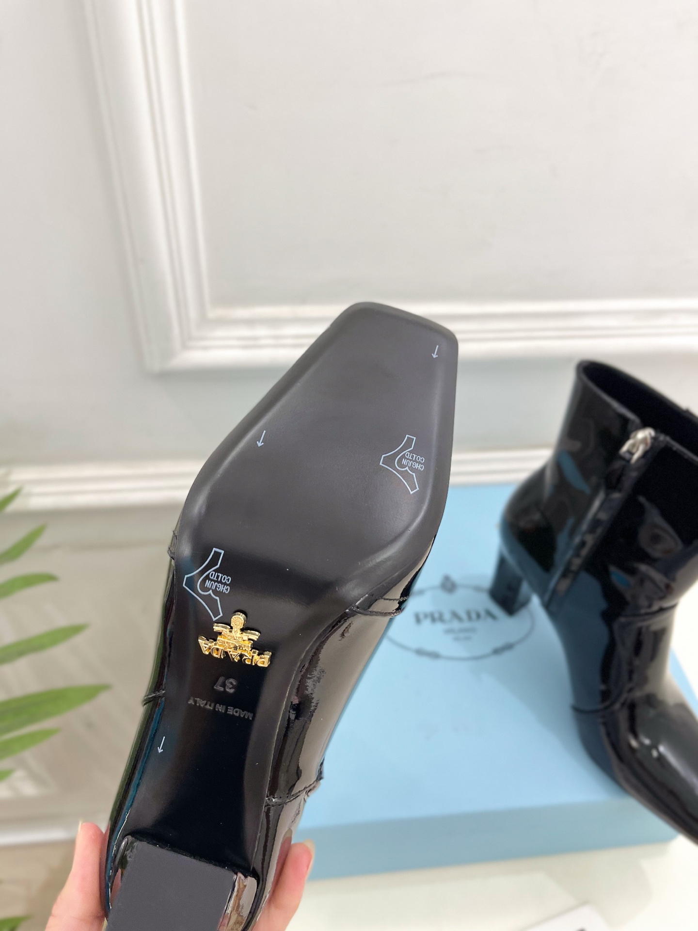 PRADA 普拉达 25𝐬𝐬 🌈2025春夏新品 专柜走秀款 三角标切尔西高跟短靴 系列〰◽鞋面：原版高