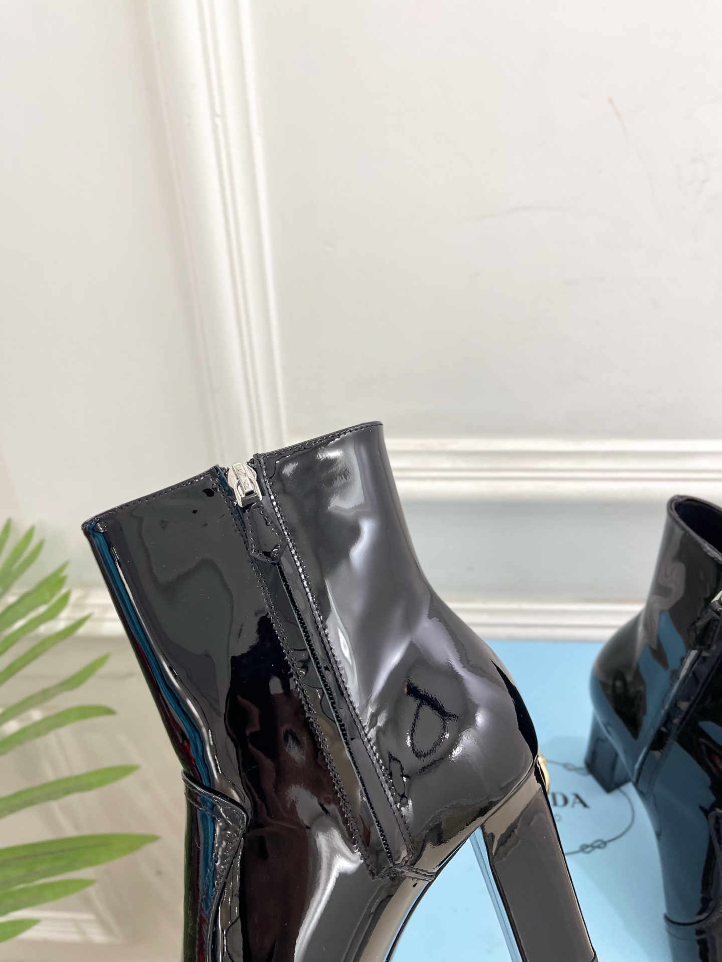 PRADA 普拉达 25𝐬𝐬 🌈2025春夏新品 专柜走秀款 三角标切尔西高跟短靴 系列〰◽鞋面：原版高