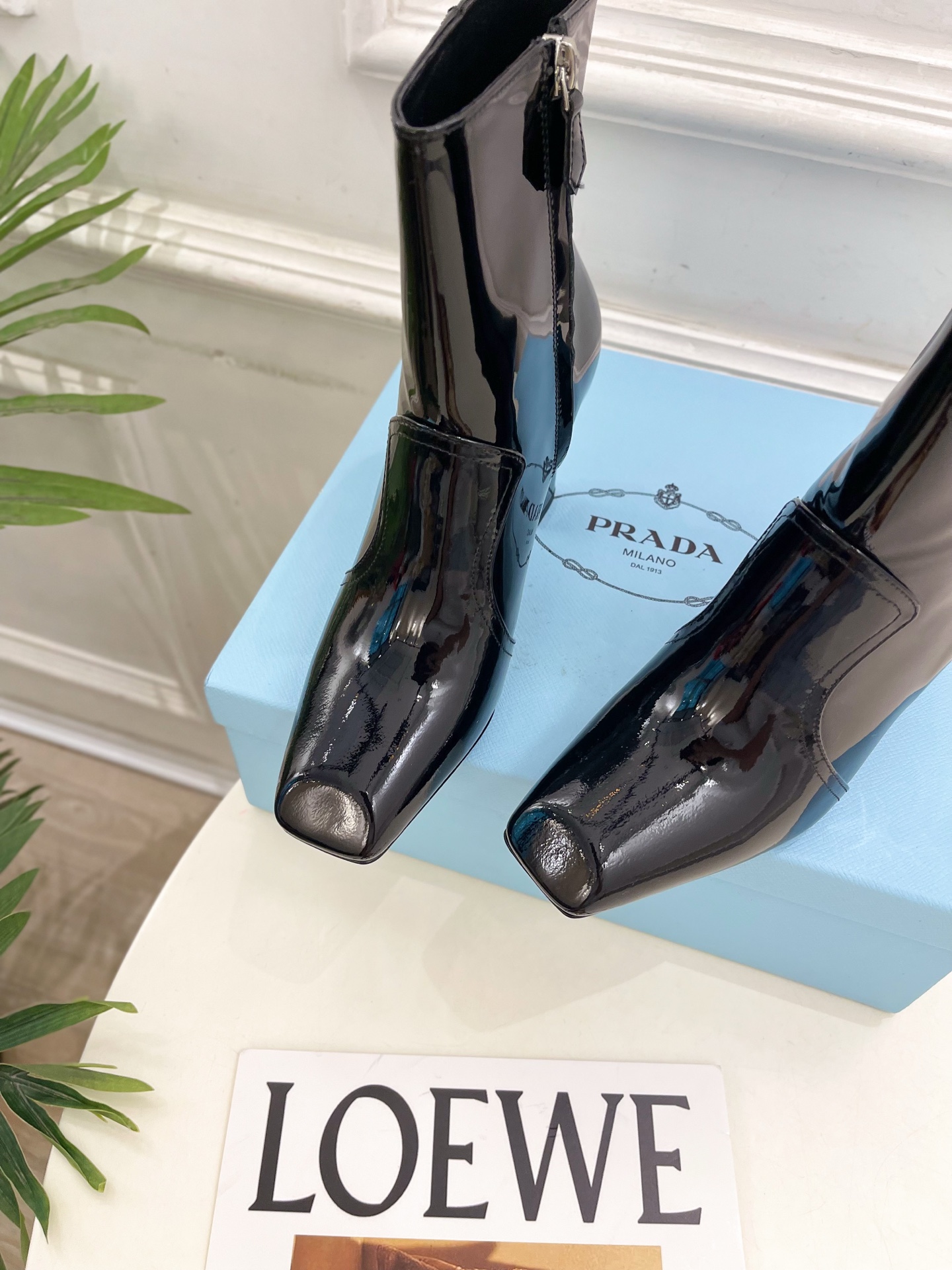 PRADA 普拉达 25𝐬𝐬 🌈2025春夏新品 专柜走秀款 三角标切尔西高跟短靴 系列〰◽鞋面：原版高