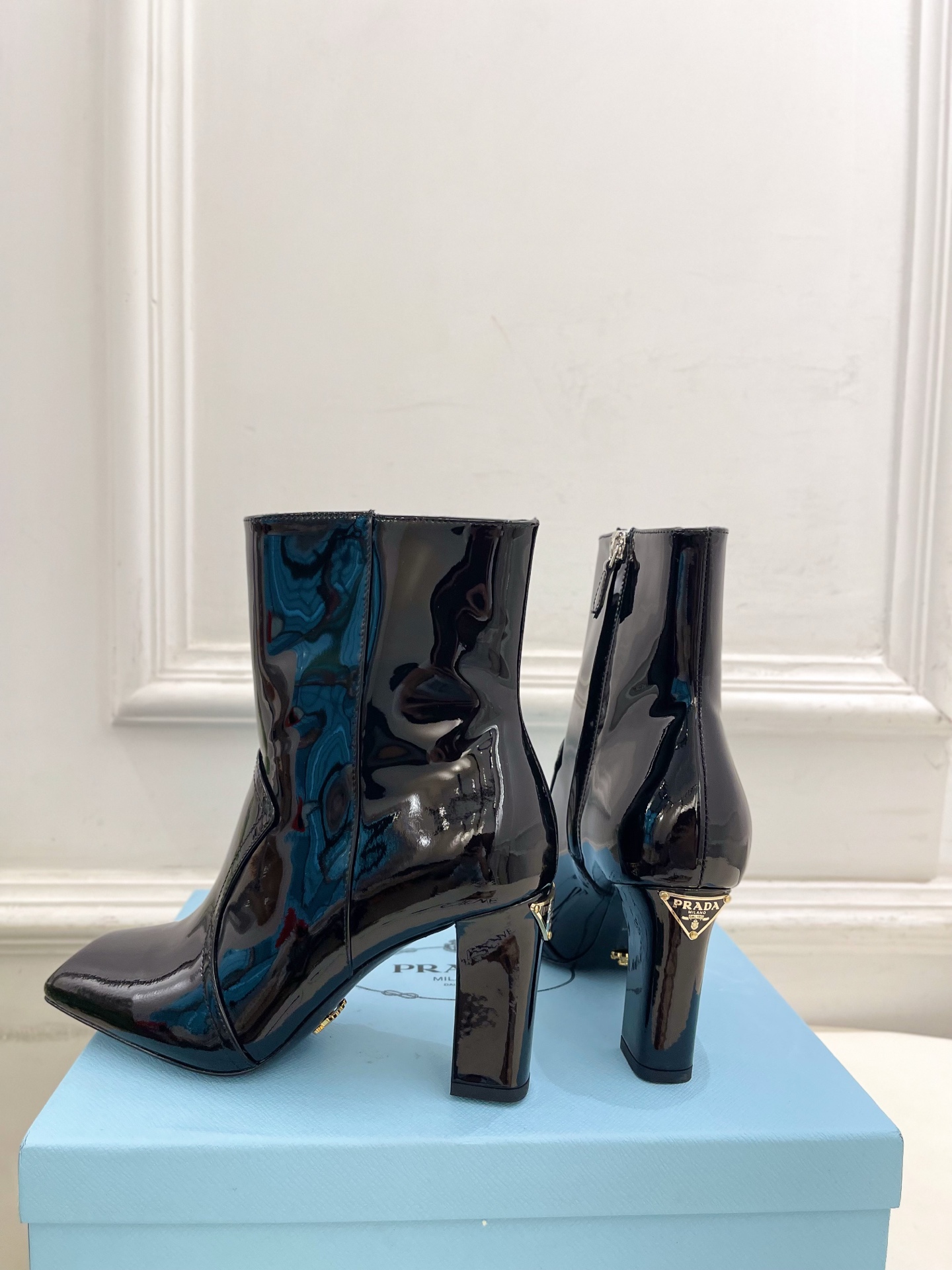 PRADA 普拉达 25𝐬𝐬 🌈2025春夏新品 专柜走秀款 三角标切尔西高跟短靴 系列〰◽鞋面：原版高