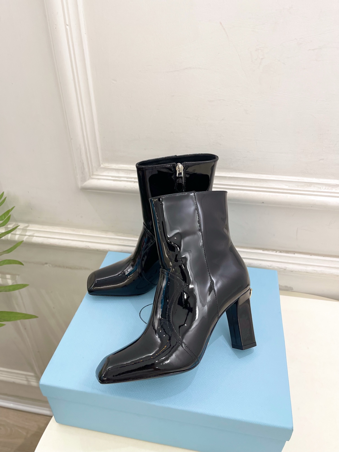 PRADA 普拉达 25𝐬𝐬 🌈2025春夏新品 专柜走秀款 三角标切尔西高跟短靴 系列〰◽鞋面：原版高
