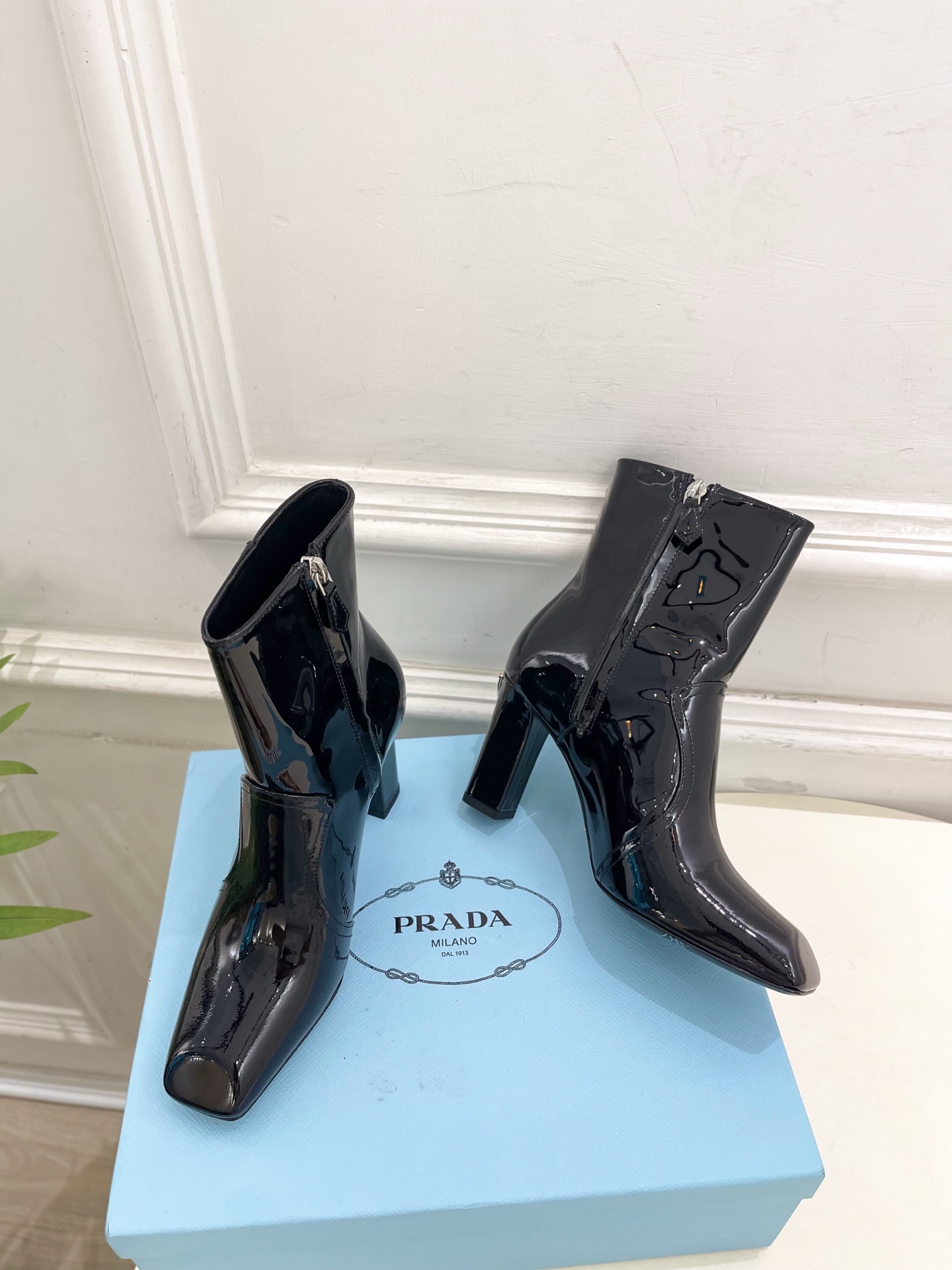 PRADA 普拉达 25𝐬𝐬 🌈2025春夏新品 专柜走秀款 三角标切尔西高跟短靴 系列〰◽鞋面：原版高