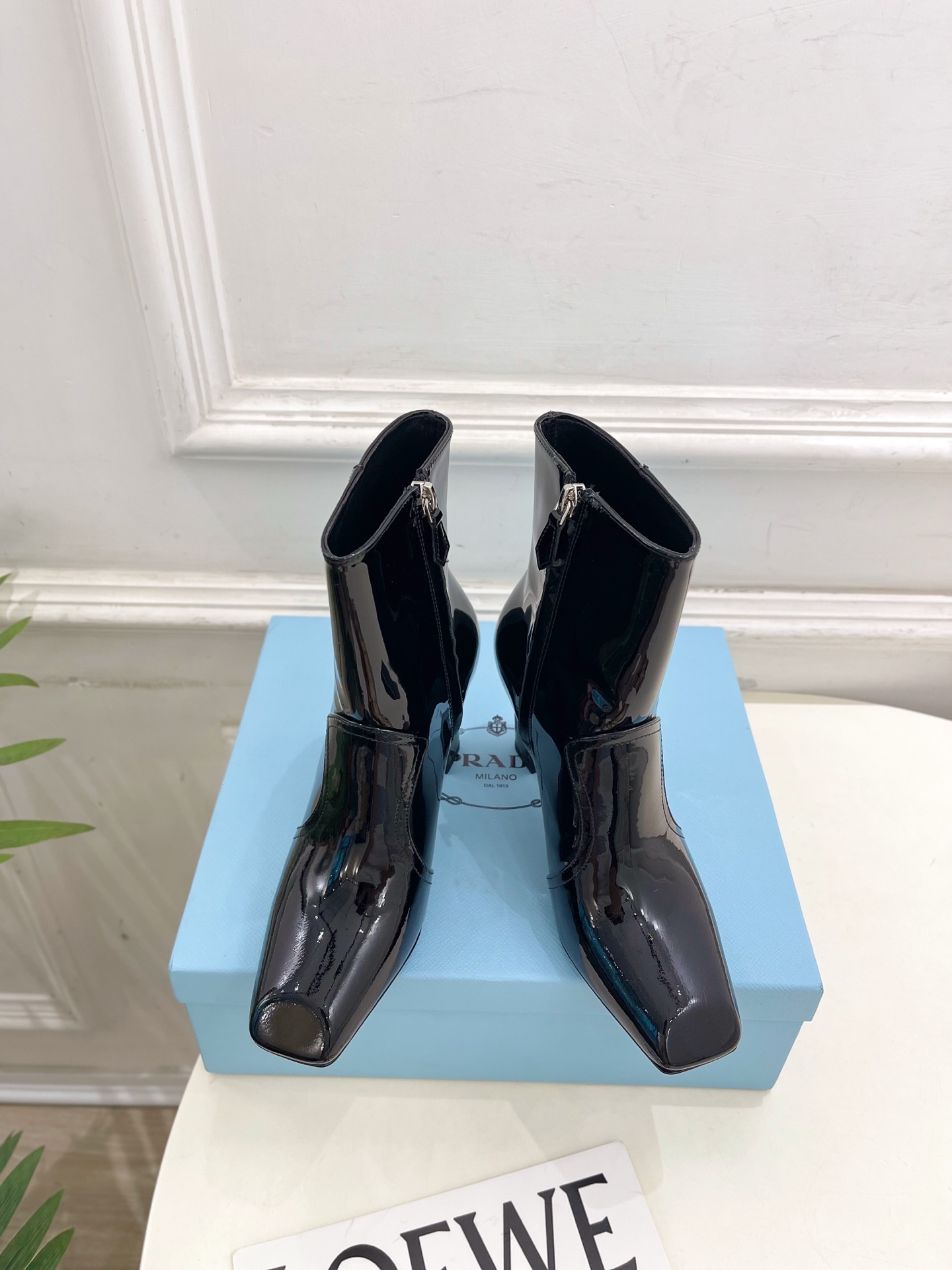 PRADA 普拉达 25𝐬𝐬 🌈2025春夏新品 专柜走秀款 三角标切尔西高跟短靴 系列〰◽鞋面：原版高
