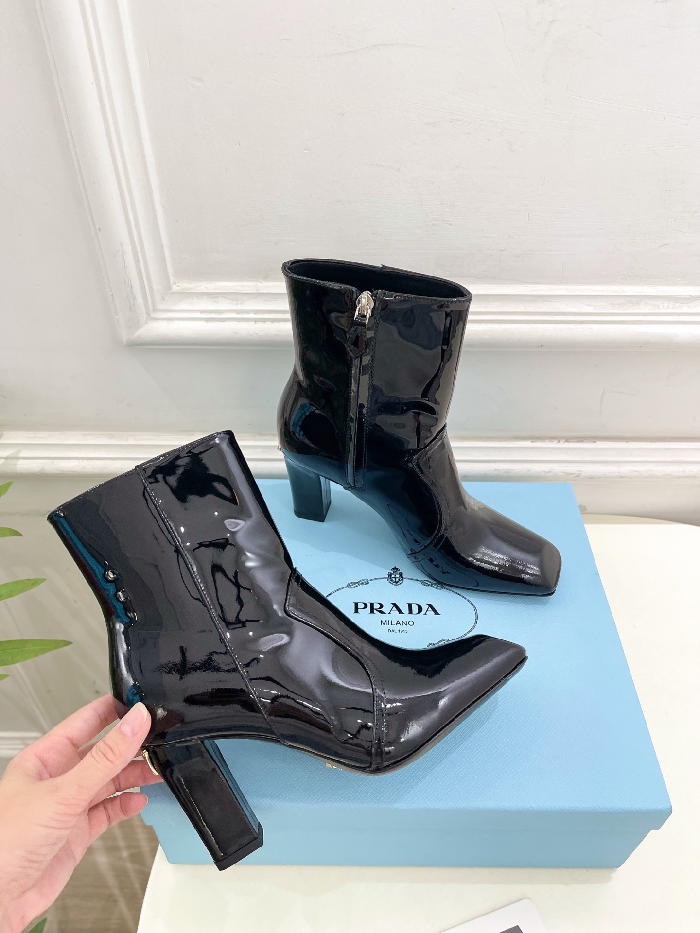 PRADA 普拉达 25𝐬𝐬 🌈2025春夏新品 专柜走秀款 三角标切尔西高跟短靴 系列〰◽鞋面：原版高