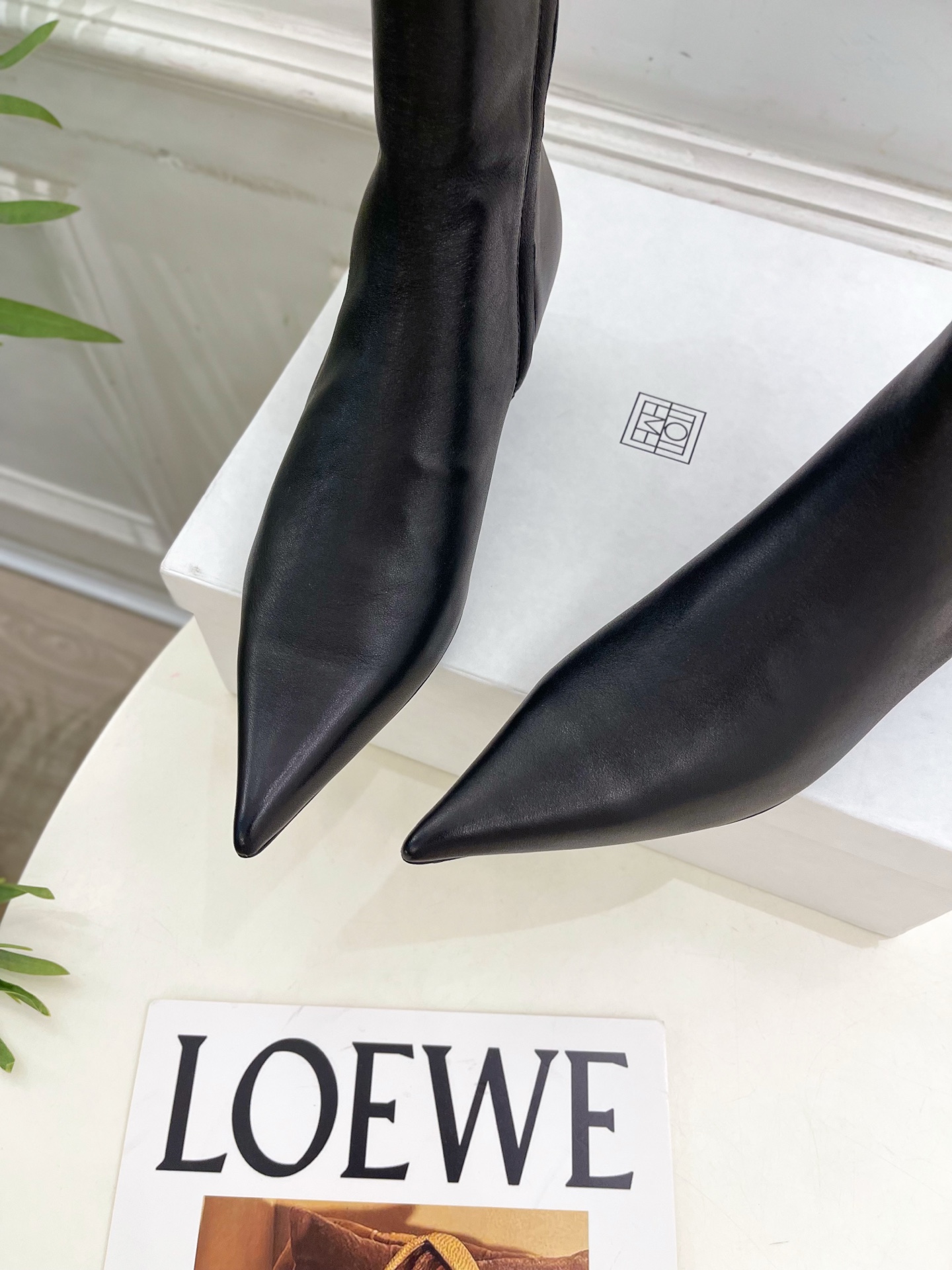 Toteme 2025秋冬新品 尖头内拉链坡跟短靴—————————作为这两年最受欢迎的设计师牌，设计简