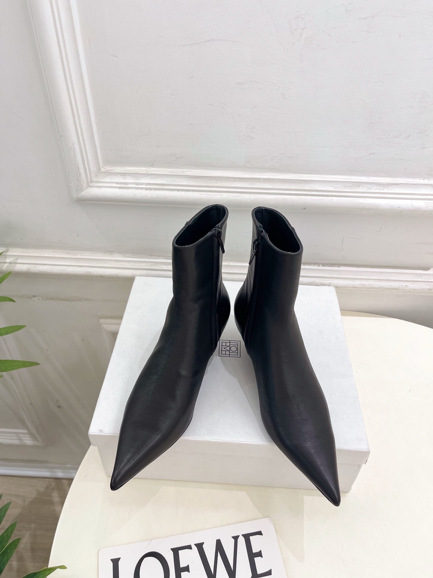 Toteme 2025秋冬新品 尖头内拉链坡跟短靴—————————作为这两年最受欢迎的设计师牌，设计简