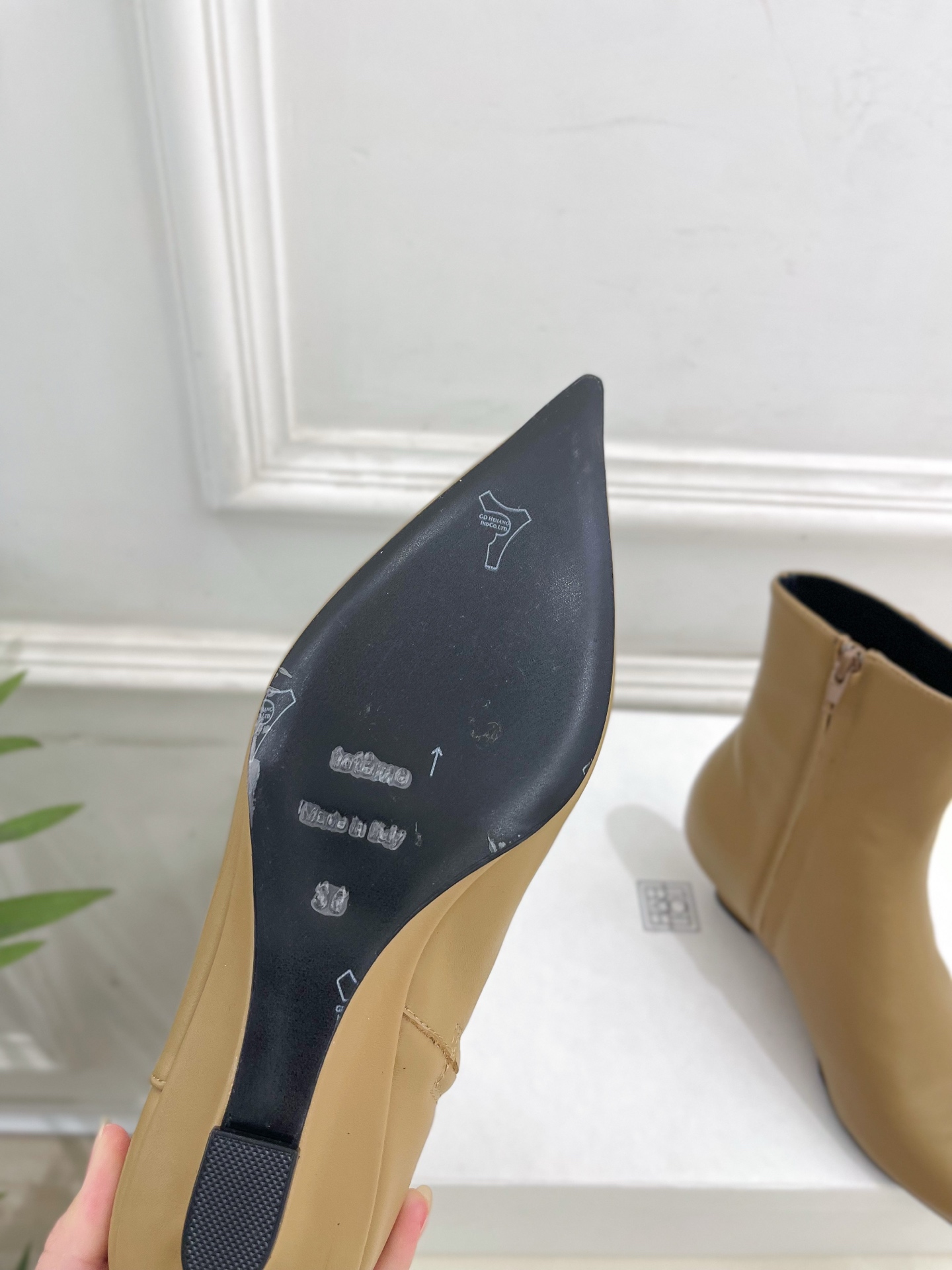 Toteme 2025秋冬新品 尖头内拉链坡跟短靴—————————作为这两年最受欢迎的设计师牌，设计简