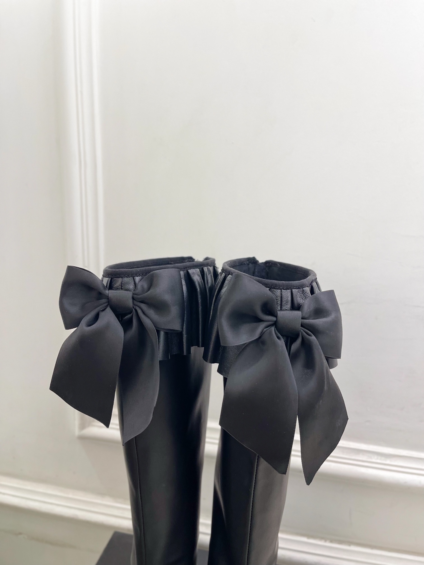 𝐂𝐇𝐀𝐍𝐄𝐋 | 小香 25𝐬𝐬 🦋2025 秋冬秀场新品 小香双C蝴蝶结褶皱弹力长靴系列上新〰🍬 BS