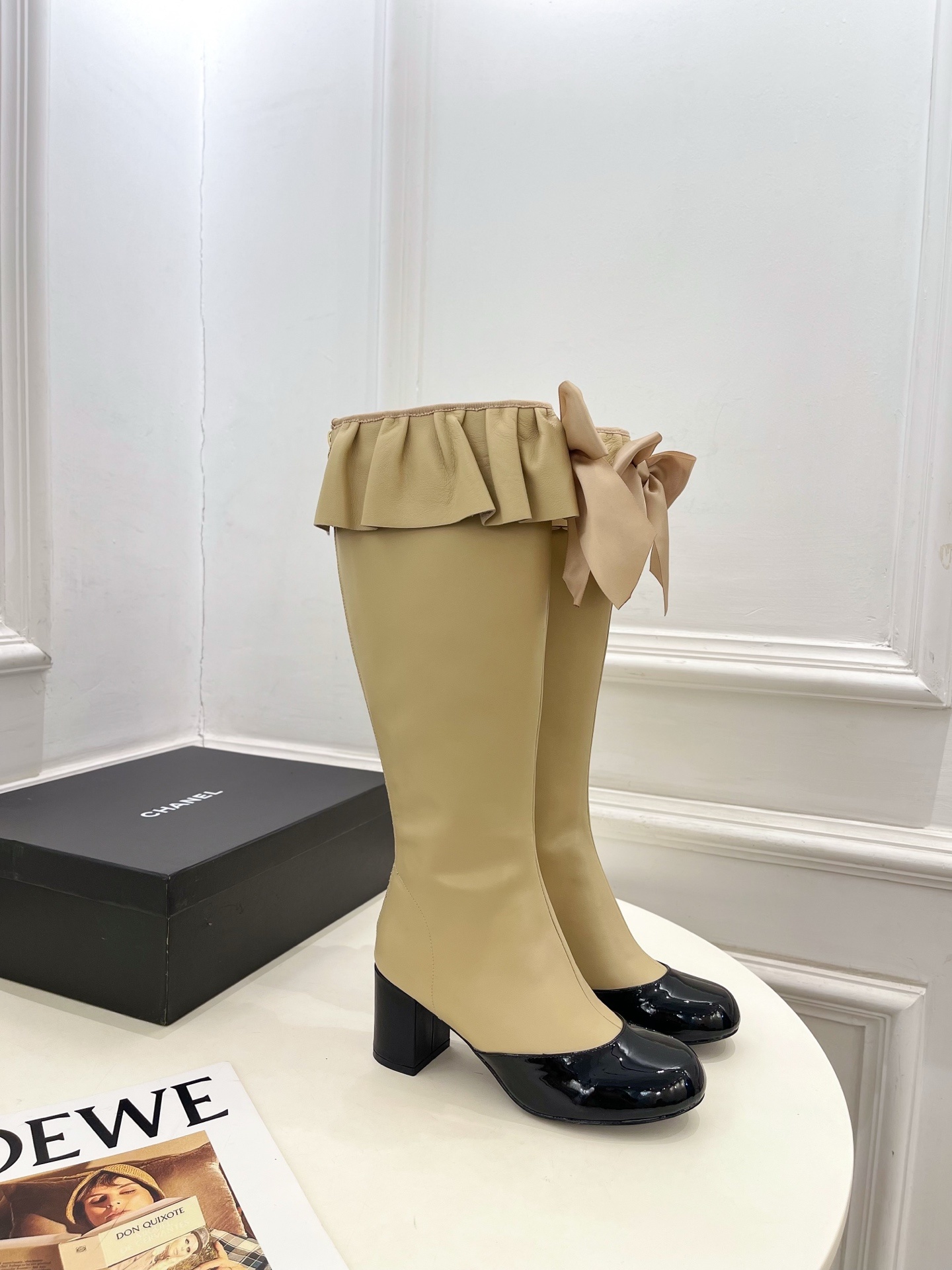 𝐂𝐇𝐀𝐍𝐄𝐋 | 小香 25𝐬𝐬 🦋2025 秋冬秀场新品 小香双C蝴蝶结褶皱弹力长靴系列上新〰🍬 BS