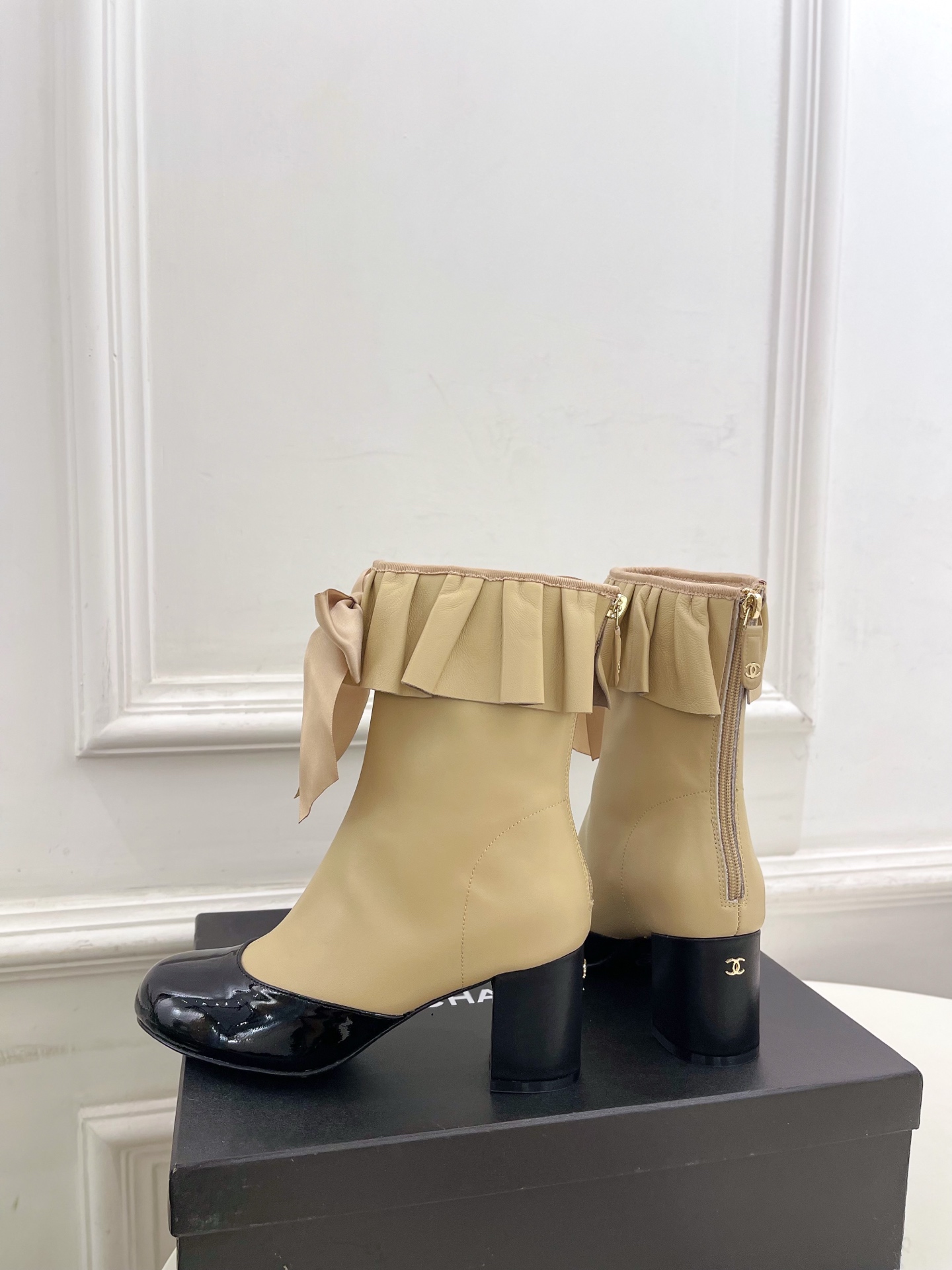 𝐂𝐇𝐀𝐍𝐄𝐋 | 小香 25𝐬𝐬 🦋2025 秋冬秀场新品 小香双C蝴蝶结褶皱弹力短靴系列上新〰🍬 BS