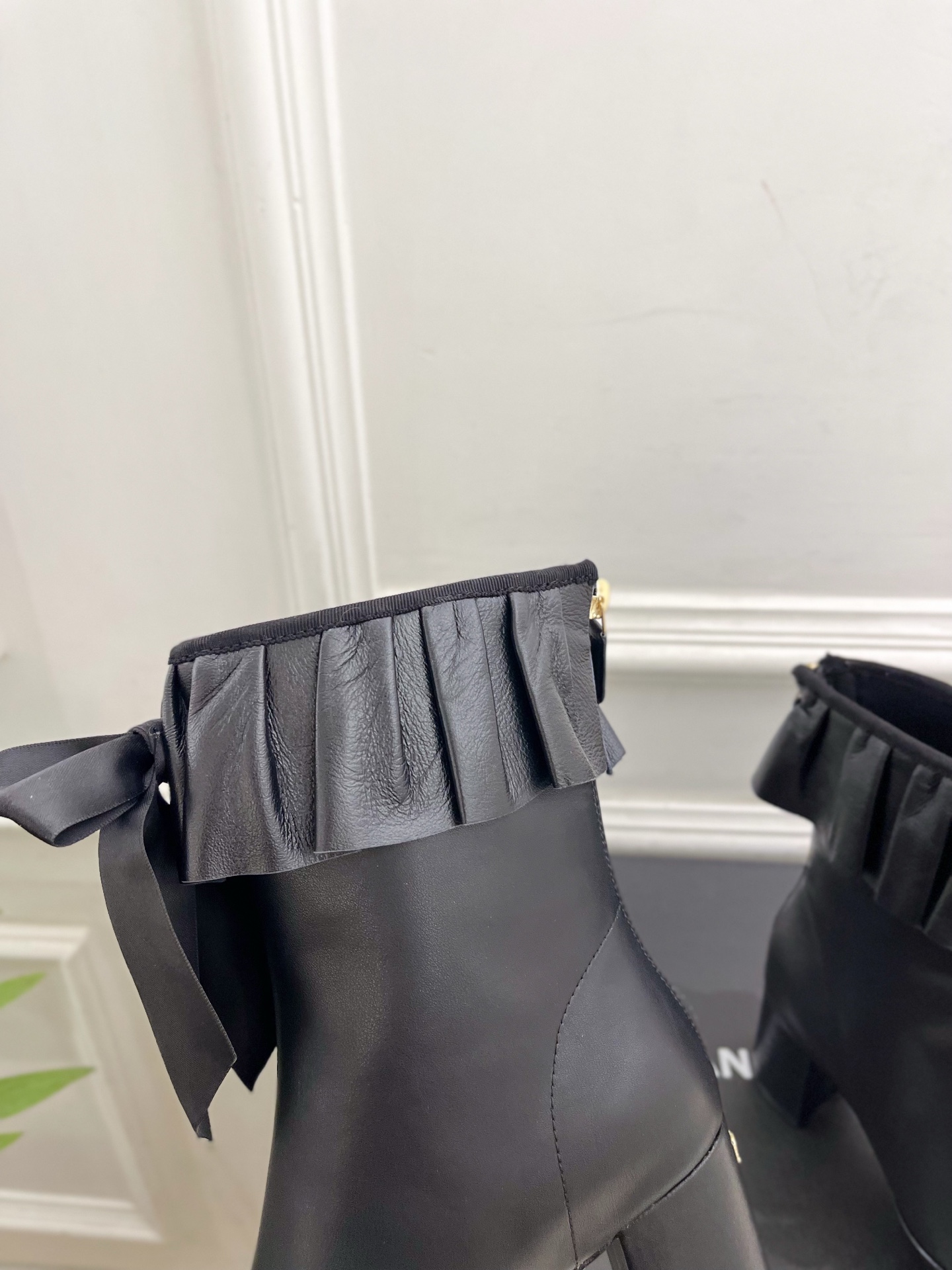 𝐂𝐇𝐀𝐍𝐄𝐋 | 小香 25𝐬𝐬 🦋2025 秋冬秀场新品 小香双C蝴蝶结褶皱弹力短靴系列上新〰🍬 BS