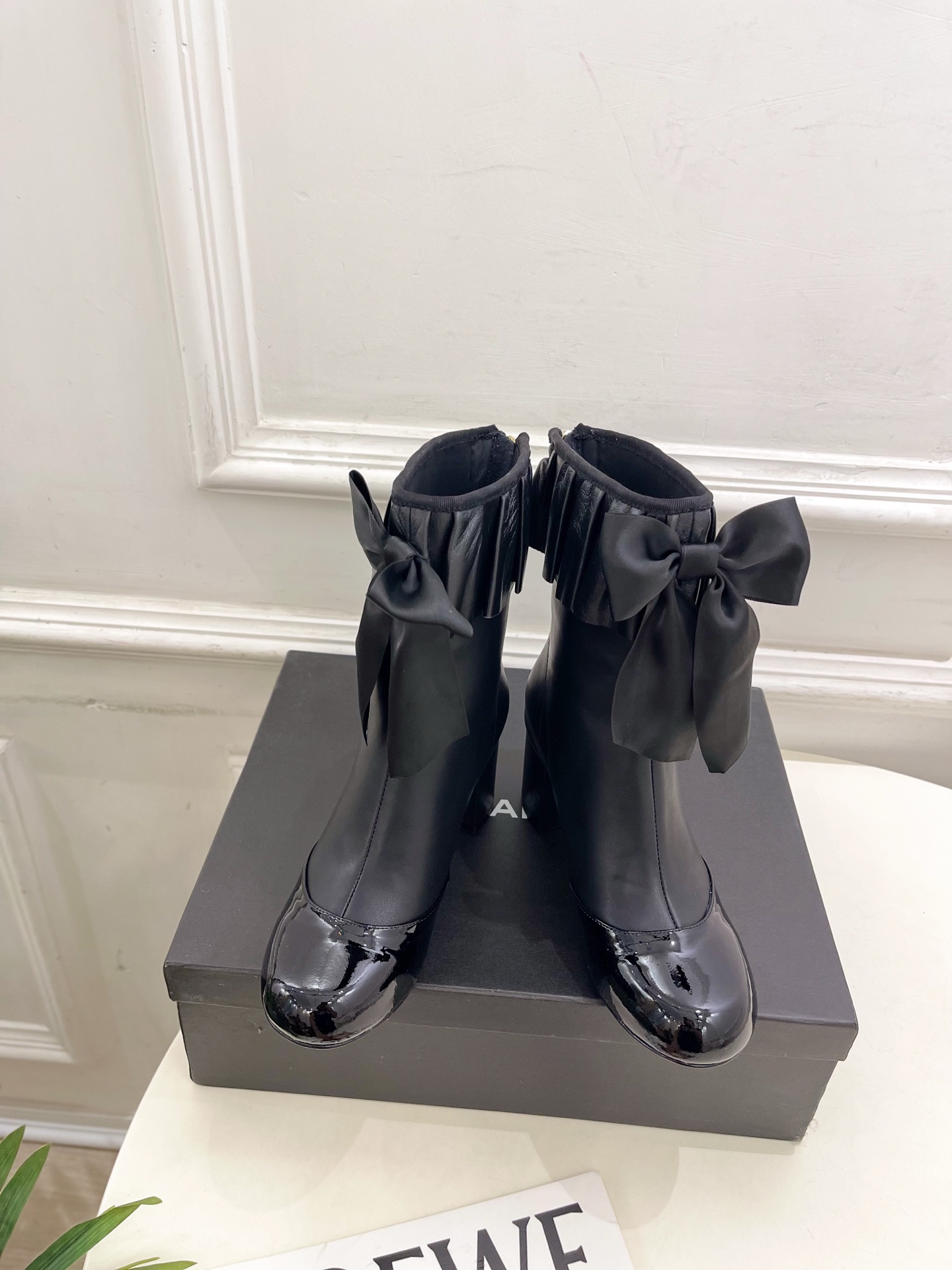𝐂𝐇𝐀𝐍𝐄𝐋 | 小香 25𝐬𝐬 🦋2025 秋冬秀场新品 小香双C蝴蝶结褶皱弹力短靴系列上新〰🍬 BS
