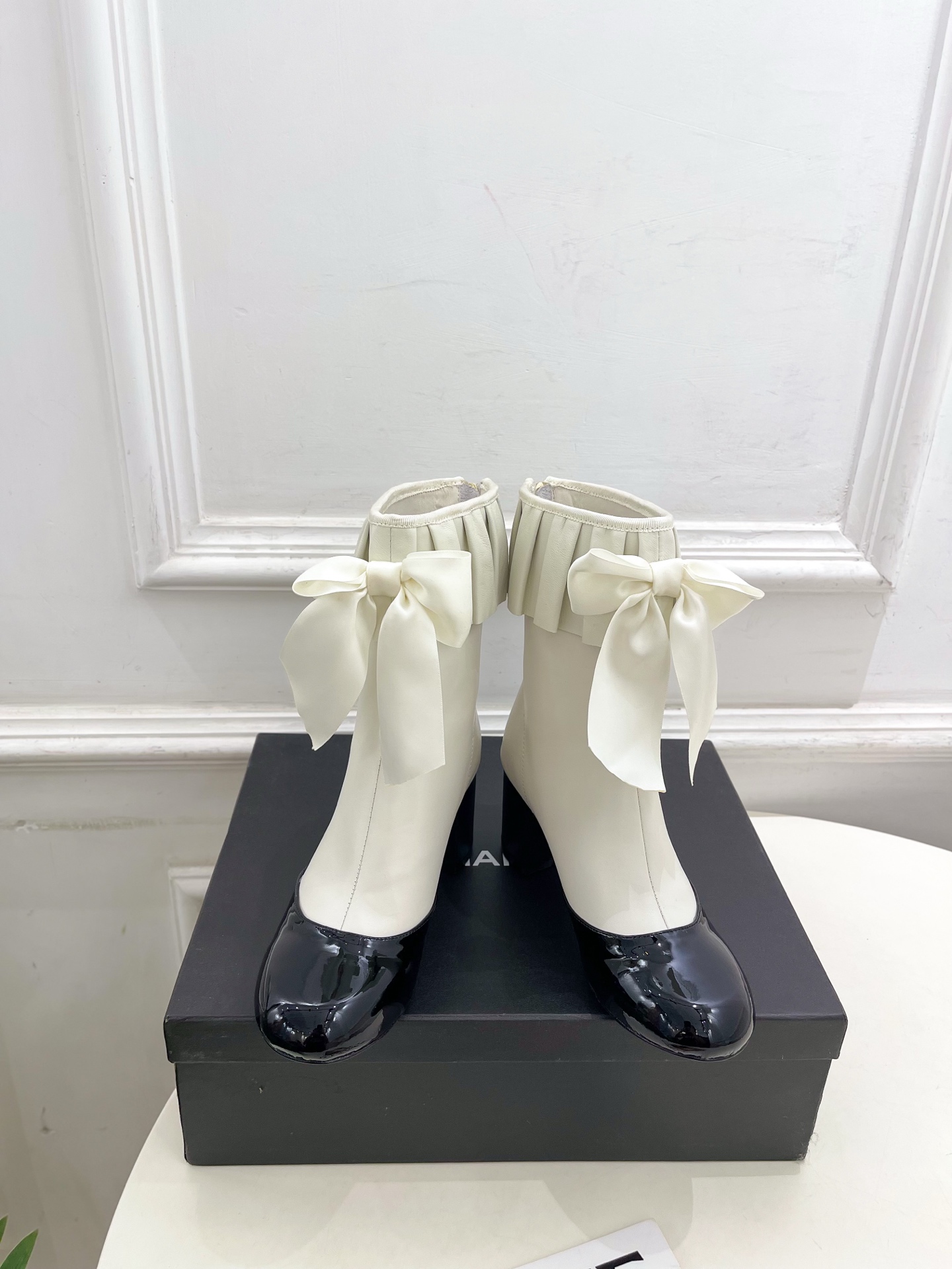 𝐂𝐇𝐀𝐍𝐄𝐋 | 小香 25𝐬𝐬 🦋2025 秋冬秀场新品 小香双C蝴蝶结褶皱弹力短靴系列上新〰🍬 BS