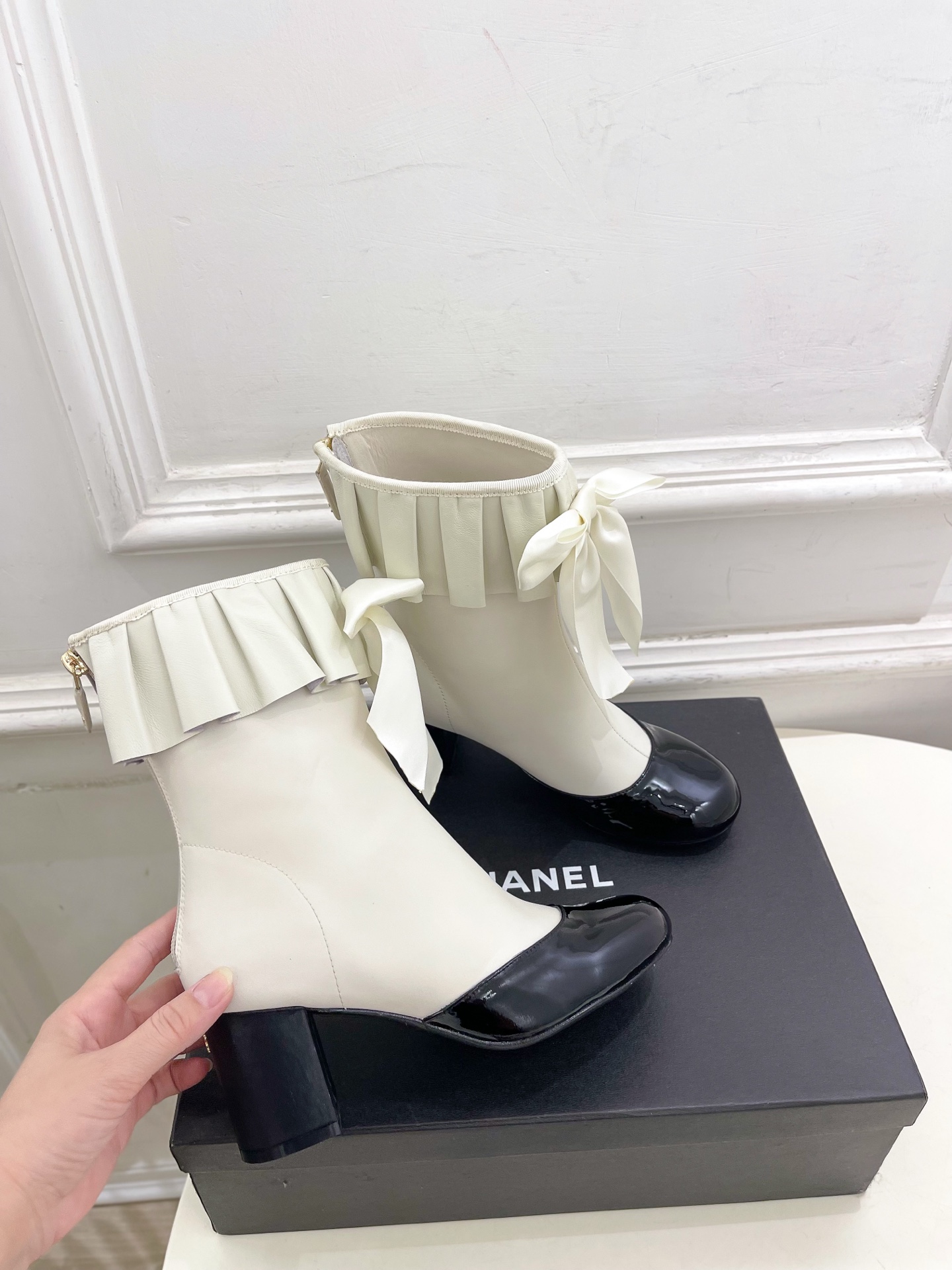 𝐂𝐇𝐀𝐍𝐄𝐋 | 小香 25𝐬𝐬 🦋2025 秋冬秀场新品 小香双C蝴蝶结褶皱弹力短靴系列上新〰🍬 BS