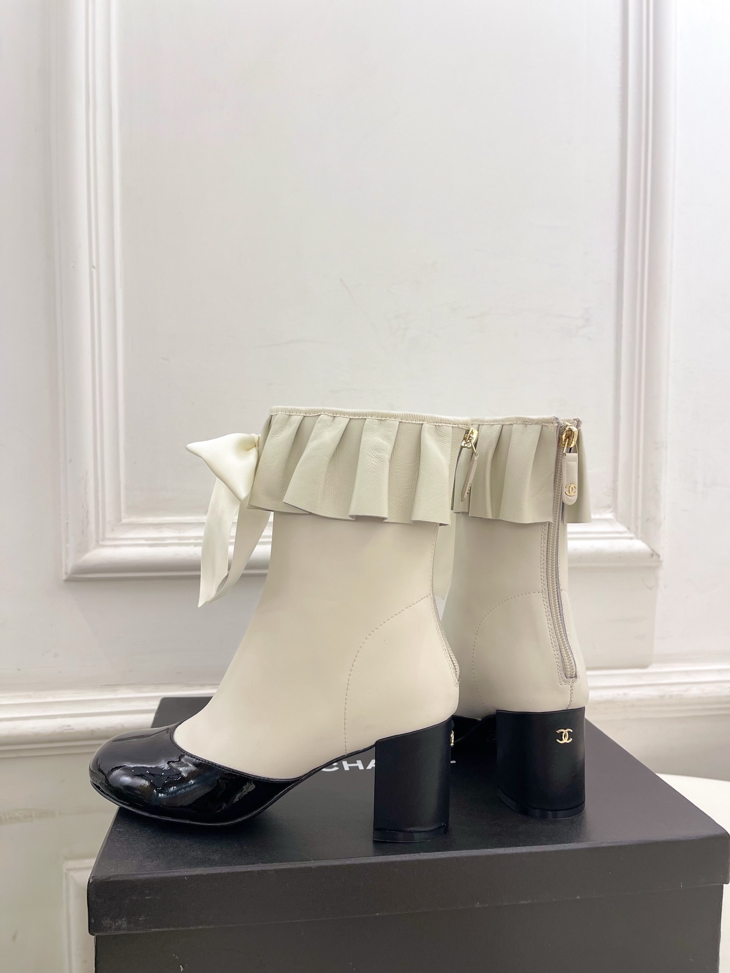 𝐂𝐇𝐀𝐍𝐄𝐋 | 小香 25𝐬𝐬 🦋2025 秋冬秀场新品 小香双C蝴蝶结褶皱弹力短靴系列上新〰🍬 BS