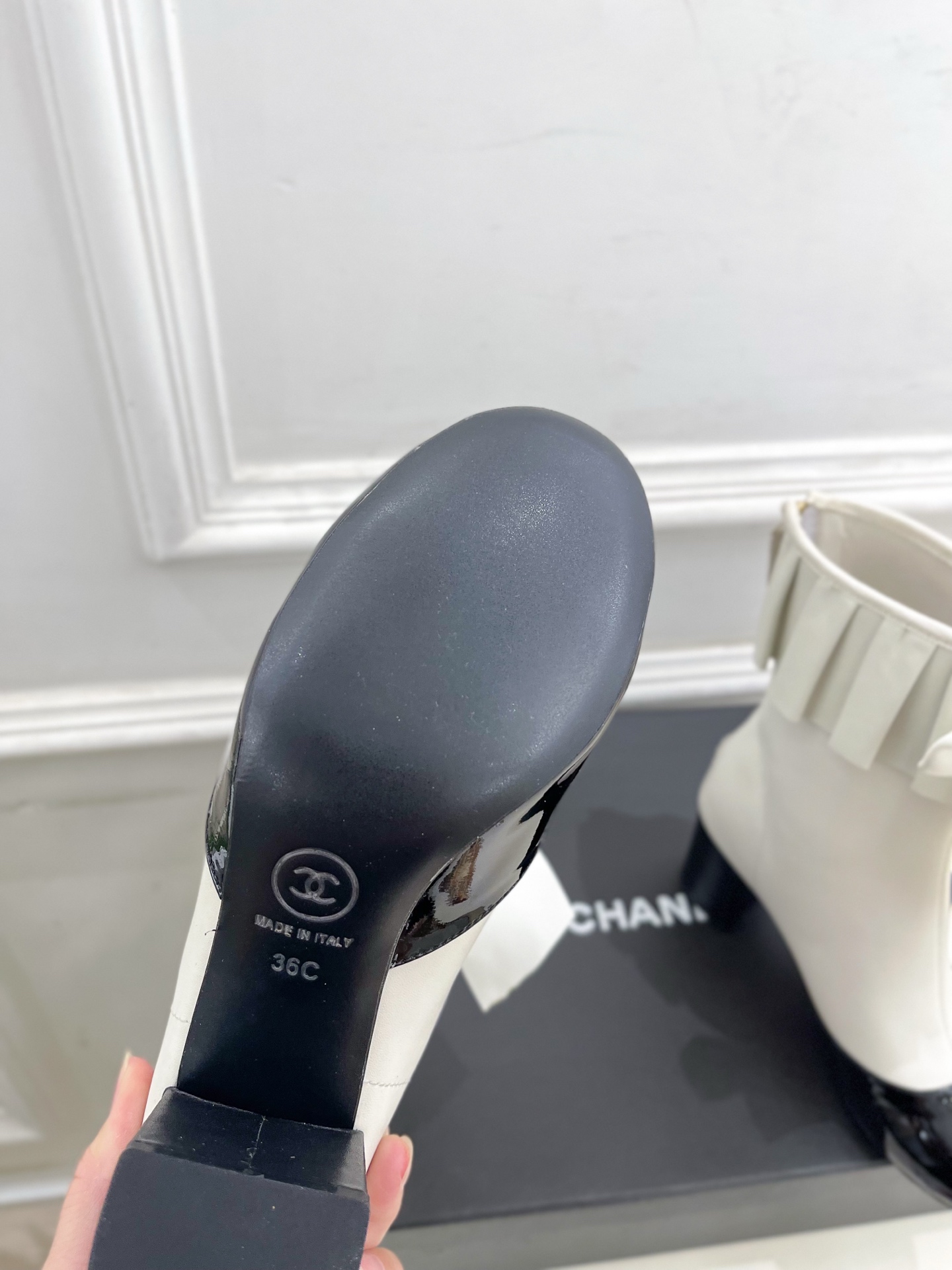 𝐂𝐇𝐀𝐍𝐄𝐋 | 小香 25𝐬𝐬 🦋2025 秋冬秀场新品 小香双C蝴蝶结褶皱弹力短靴系列上新〰🍬 BS