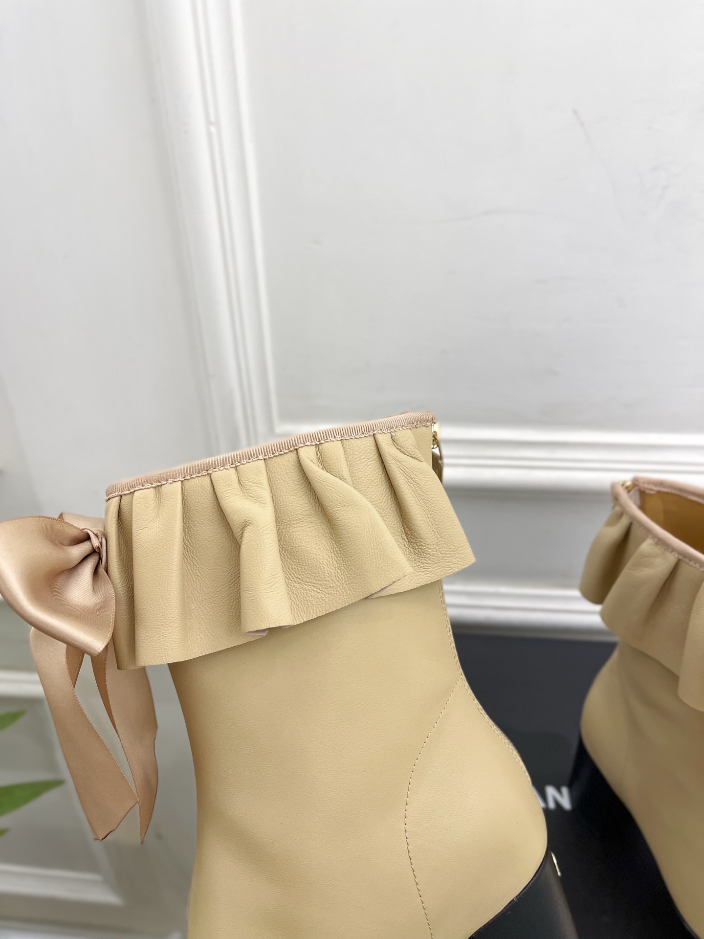 𝐂𝐇𝐀𝐍𝐄𝐋 | 小香 25𝐬𝐬 🦋2025 秋冬秀场新品 小香双C蝴蝶结褶皱弹力短靴系列上新〰🍬 BS