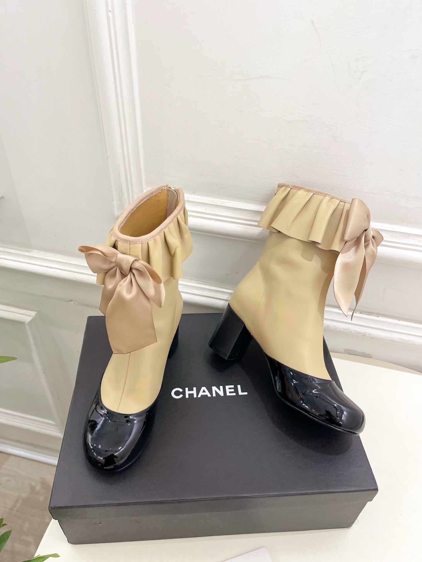 𝐂𝐇𝐀𝐍𝐄𝐋 | 小香 25𝐬𝐬 🦋2025 秋冬秀场新品 小香双C蝴蝶结褶皱弹力短靴系列上新〰🍬 BS
