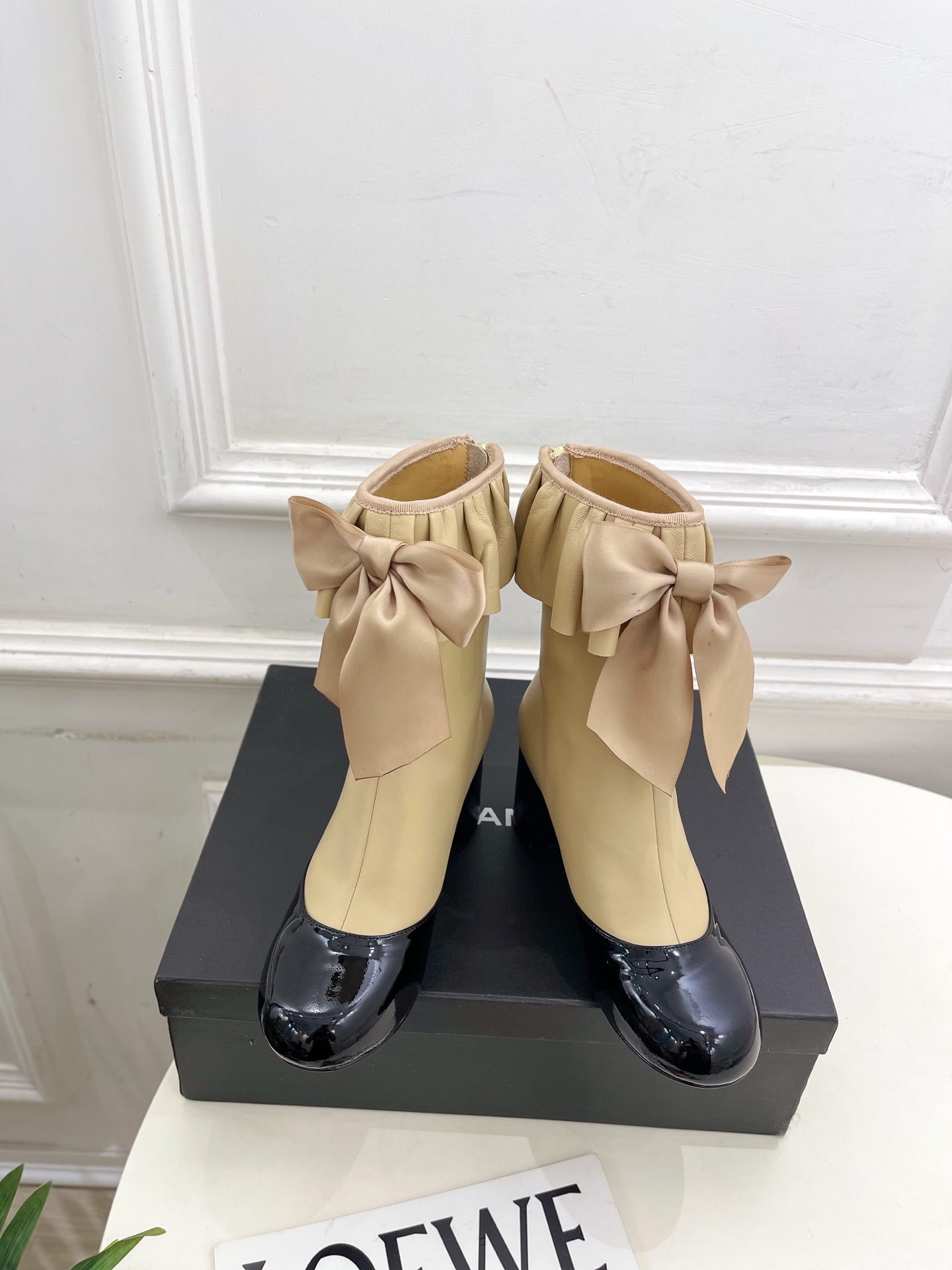 𝐂𝐇𝐀𝐍𝐄𝐋 | 小香 25𝐬𝐬 🦋2025 秋冬秀场新品 小香双C蝴蝶结褶皱弹力短靴系列上新〰🍬 BS