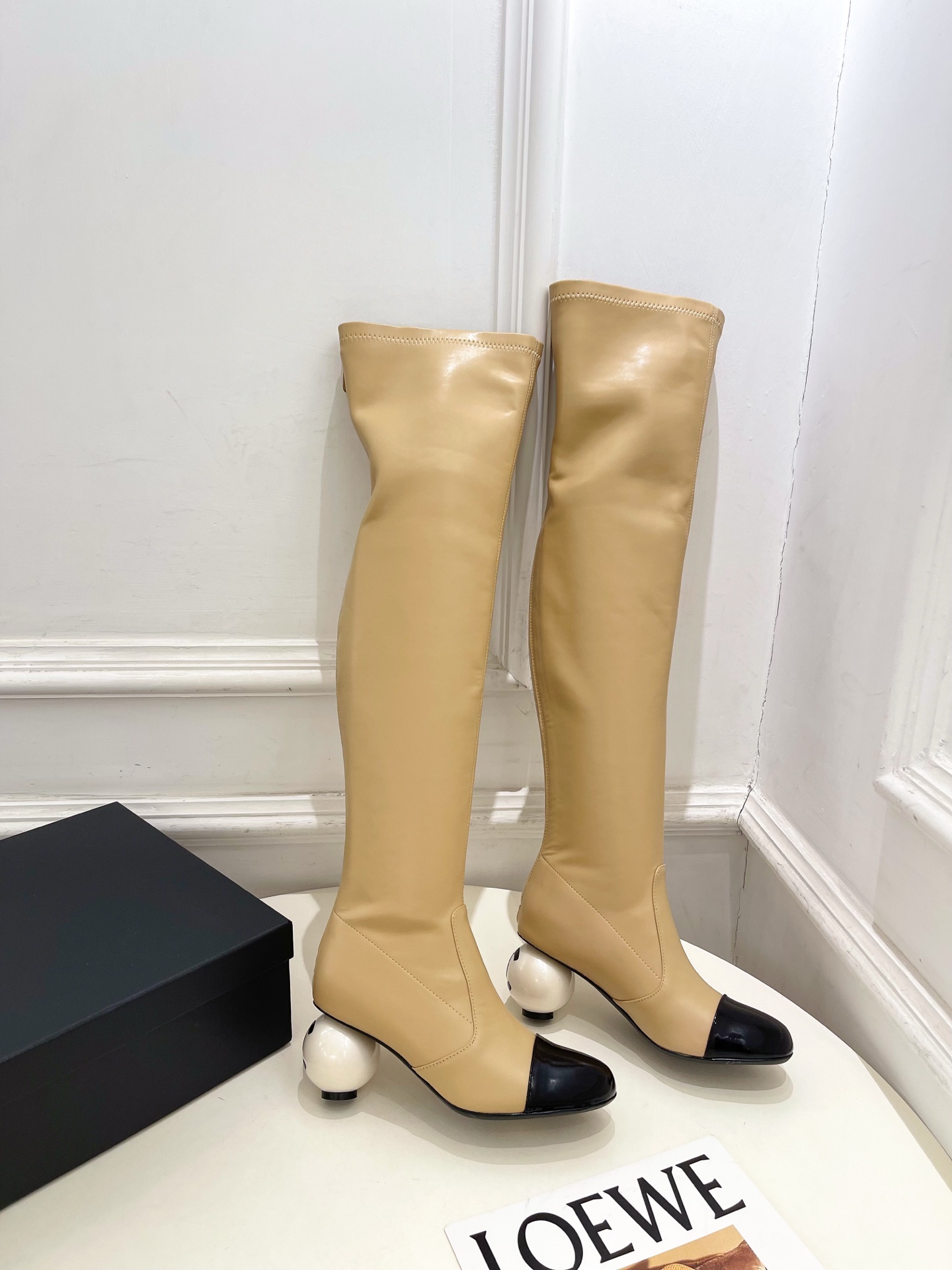 NO:475478,| Xiaoxiang 25 new product in autumn and winter show Xiaoxiang's twin C giant pearl heel elastic boots series is available. The most outstanding person in the BS fashion circle. The matching will interpret the meticulous, minimalist, and never faded classic elements. Show the unique style of dressing so beautiful that there is nothing to say. A must-have for summer... ━━━━━━━━━━━━━━━━━━━━━━━━━━━━━━━━━━━━━━━━━━━━━━Original high custom elastic leather, imported mixed-bred sheepskin lining, outsole original Italian leather outsole, heel height 6.5cm Shoe size: 35-39 (40.41 custom-made non-return) Short boots, long boots, boots, single shoes, boots, sheepskin, Leather soles19860909| 小香 25  秋冬秀场新品 小香双C巨型珍珠跟弹力长靴系列上新 BS时尚圈的绝绝子 搭配将演绎着细致 极简 永不褪去的经典元素 展现与众不同的穿搭风格美到无话可说 夏季必入款…… ━━━━━ t ━━━━━ 鞋面原版高定制弹力皮料 内里进口混种羊皮里 大底原版意大利真皮大底 跟高6.5cm 鞋码: 35-39（40.41定制不退换） 短靴、长靴,靴子单鞋,boots,sheepskin,Leather soles,Women's Shoes
