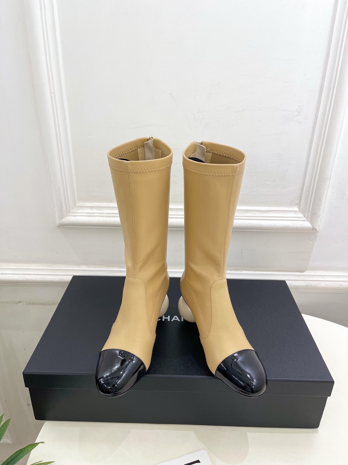 NO:475482,| Xiaoxiang 25 new product in autumn and winter show Xiaoxiang's twin C giant pearl heel elastic boots series is available. The most outstanding person in the BS fashion circle. The matching will interpret the meticulous, minimalist, and never faded classic elements. Show the unique style of dressing so beautiful that there is nothing to say. A must-have for summer... ━━━━━━━━━━━━━━━━━━━━━━━━━━━━━━━━━━━━━━━━━━━━━━━━━Original high custom elastic leather, imported mixed-bred sheepskin lining, outsole original Italian leather outsole, heel height 6.5cm Shoe size: 35-39 (40.41 custom-made non-return) Short boots, long boots, boots, single shoes, boots, sheepskin, Leather soles19860909| 小香 25  秋冬秀场新品 小香双C巨型珍珠跟弹力靴系列上新 BS时尚圈的绝绝子 搭配将演绎着细致 极简 永不褪去的经典元素 展现与众不同的穿搭风格美到无话可说 夏季必入款…… ━━━━━ t ━━━━━ 鞋面原版高定制弹力皮料 内里进口混种羊皮里 大底原版意大利真皮大底 跟高6.5cm 鞋码: 35-39（40.41定制不退换） 短靴、长靴,靴子单鞋,boots,sheepskin,Leather soles,Women's Shoes