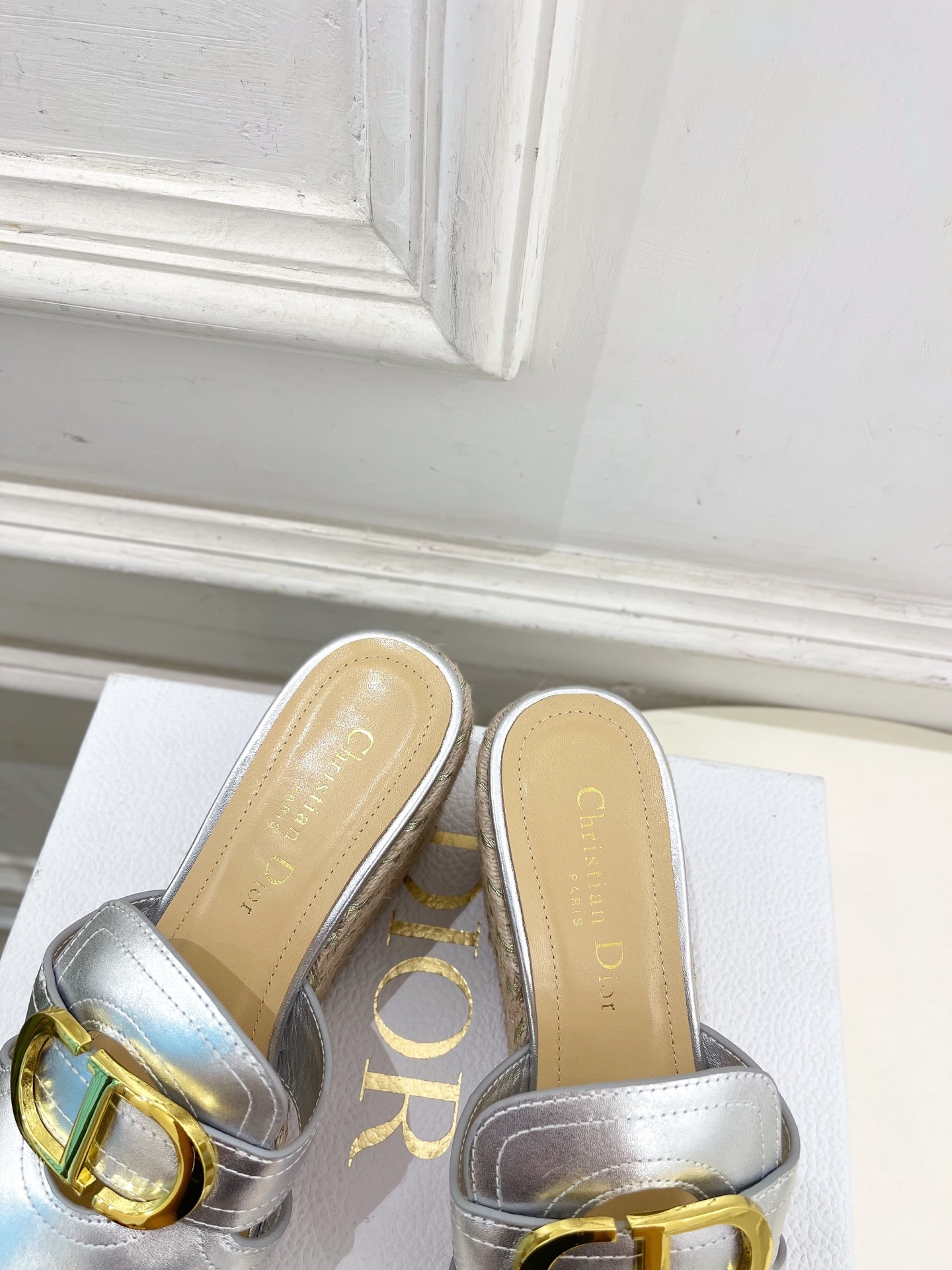 Dior | 迪奥 25 𝐬𝐬 🧡💚2025春夏新品 顶级版本⚠️专柜主打新款 CD扣麻绳坡跟拖鞋 硬货