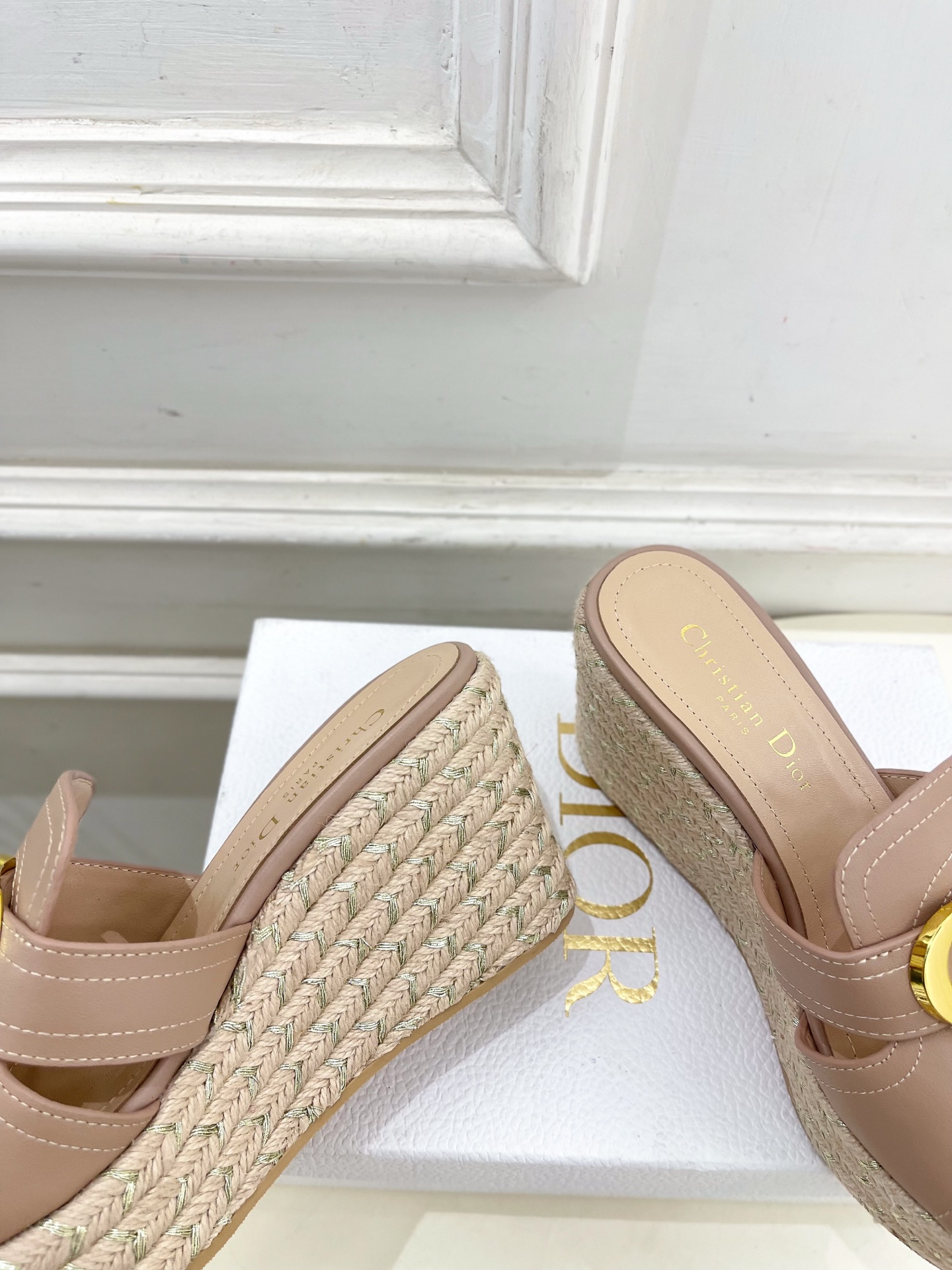Dior | 迪奥 25 𝐬𝐬 🧡💚2025春夏新品 顶级版本⚠️专柜主打新款 CD扣麻绳坡跟拖鞋 硬货