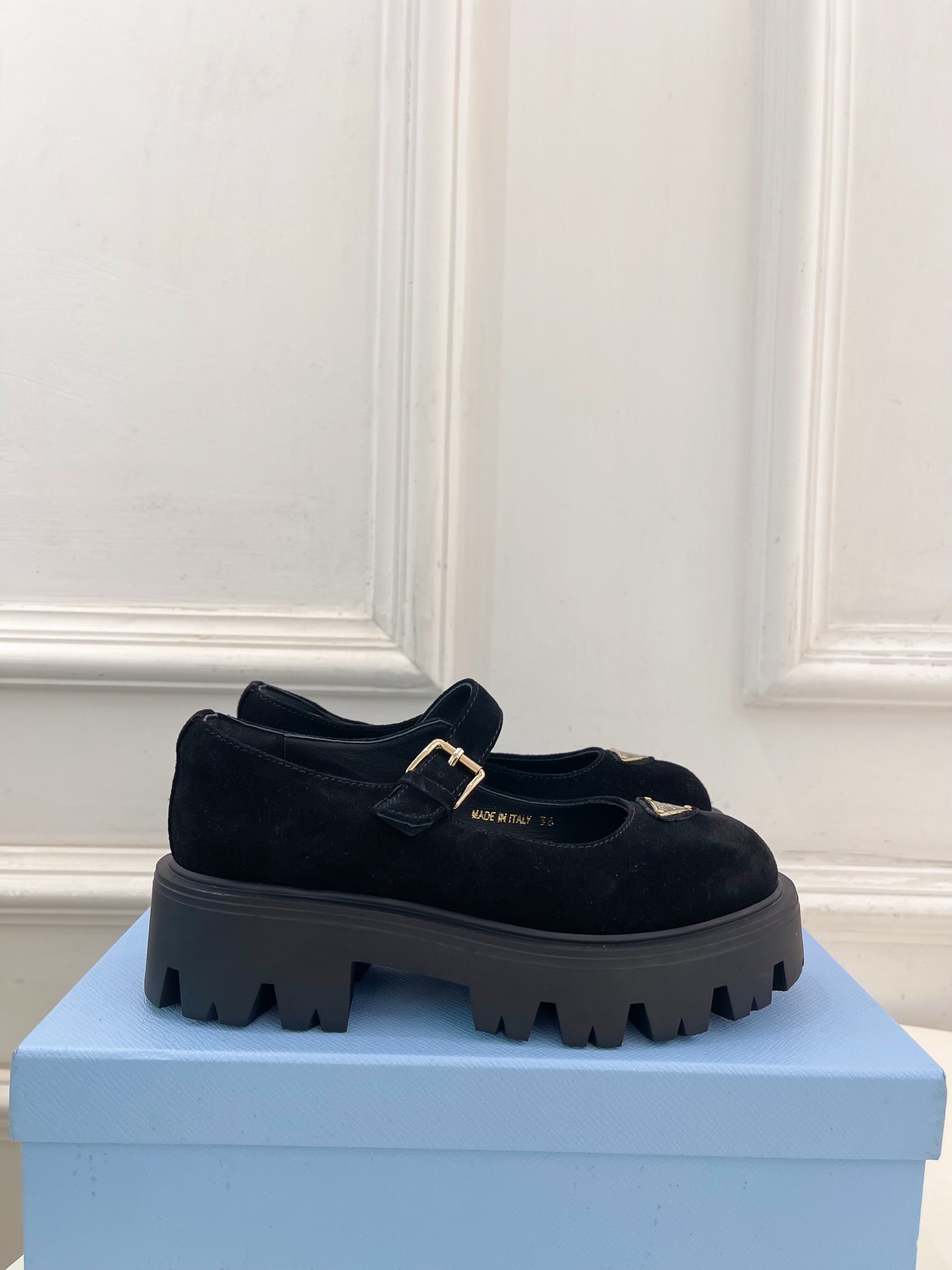 PRADA 普拉达 25𝐬𝐬 🌈2025秋冬新品 专柜走秀款 经典三角标厚底玛丽珍鞋系列〰◽鞋面：原版高
