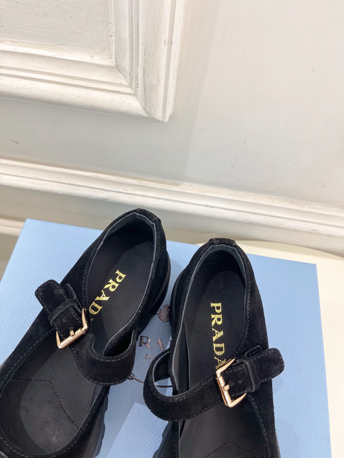 PRADA 普拉达 25𝐬𝐬 🌈2025秋冬新品 专柜走秀款 经典三角标厚底玛丽珍鞋系列〰◽鞋面：原版高