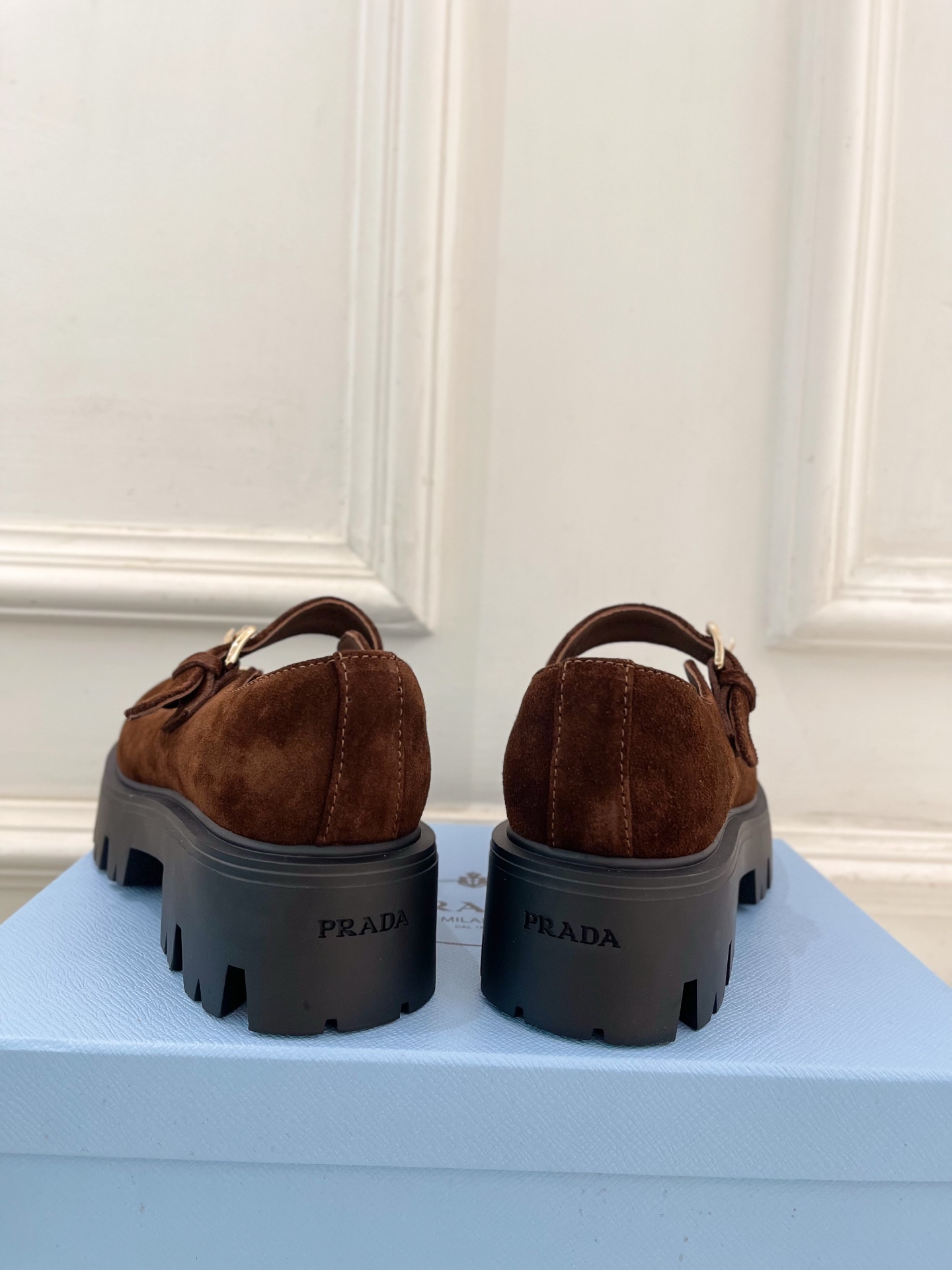 PRADA 普拉达 25𝐬𝐬 🌈2025秋冬新品 专柜走秀款 经典三角标厚底玛丽珍鞋系列〰◽鞋面：原版高
